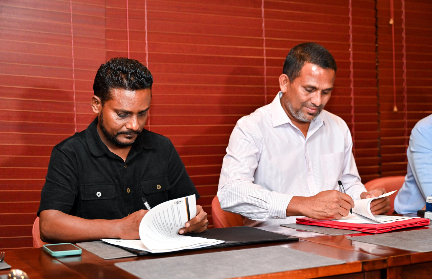 ގޯލްޑް ކަޕްގެ ކޮލިފައިން އެންމެ ފުރަތަމަ ބާއްވާނީ ލ. އަތޮޅުން: އެ އަތޮޅު ކައުންސިލާ އެކު ރޭ ވަނީ އެއްބަސްވުން ހަދައި ސޮއި ކޮށްފަ --- ފޮޓޯ: ނިޝާން އަލީ | މިހާރު