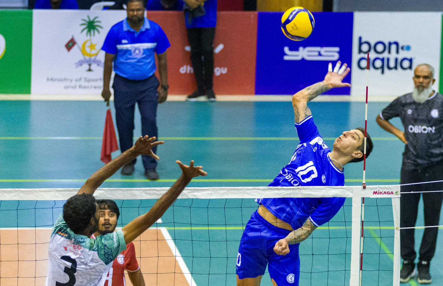 މެޗުގެ މޮޅު ކުޅުންތެރިއަކަށް ހޮވުނު އެޗްޑީސީގެ ގިރާލްޑޯ ބޯޅައެއް ފޮނުވާލަނީ.-- ފޮޓޯ: ފަޔާޒު މޫސާ/ މިހާރު