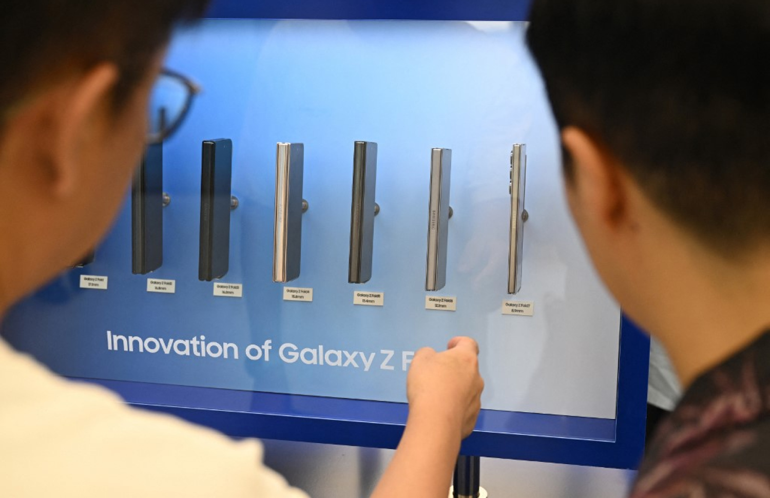 ދެކުނު ކޮރެއާގެ ސޯލްގެ ސެމްސަންގް ފިހާރައެއްގައި މީހަކު ސެމްސަންގުގެ ފަތްޖެހޭ ފޯން ސީރީޒްގެ ފޯނުތަކުގެ ބޯމިނުގައި ހުރި ފަރަގު އިއްޔެ ބަލަނީ. -- ފޮޓޯ: އޭއެފްޕީ