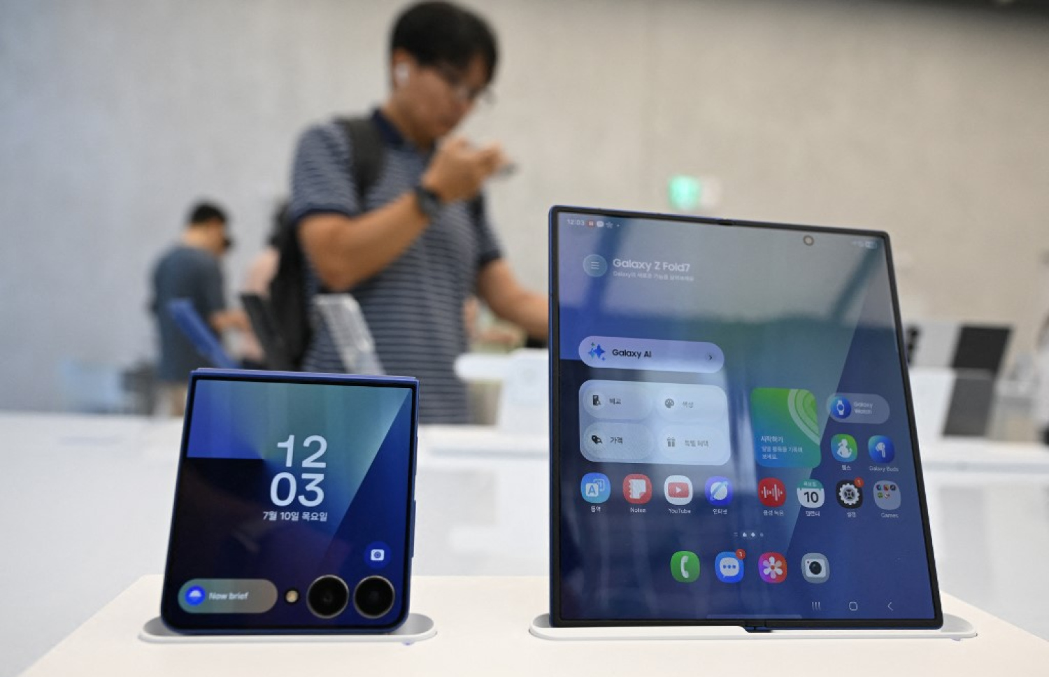 ދެކުނު ކޮރެއާގެ ސޯލްގެ ސެމްސަންގް ފިހާރައެއްގައި މީހަކު ސެމްސަންގުގެ އާ ފޯނުތައް އިއްޔެ ބަލަނީ. -- ފޮޓޯ: އޭއެފްޕީ