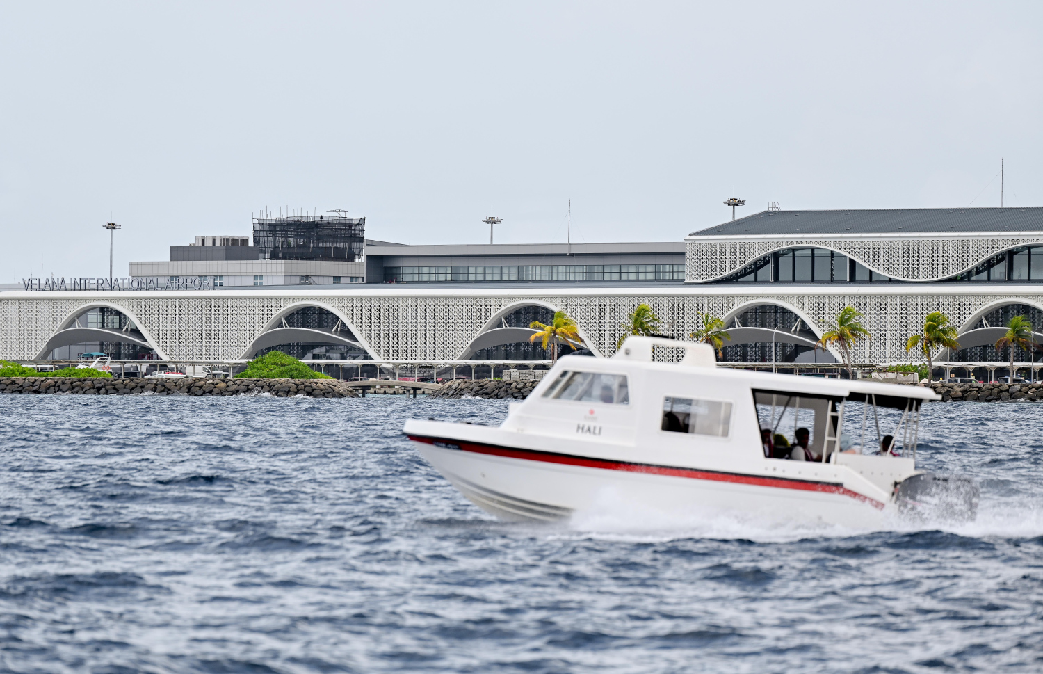 ވެލާނާ އިންޓަނޭޝަނަލް އެއާޕޯޓުގެ އާ ޓާމިނަލް ހުޅުވުމުގެ ފަހުގެ ތައްޔާރީތައް. ރާއްޖޭގެ މިނިވަންކަމަށް 60 އަހަރު ފުރޭ މުނާސަބަތާ ދިމާކޮށް މި މަހު 26 ގައި މި ޓާމިނަލް ހުޅުވާނެ.-- ފޮޓޯ: ނިޝާން އަލީ | މިހާރު