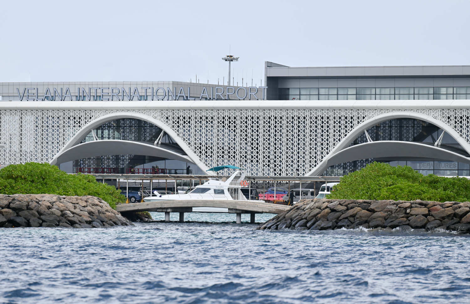 ވެލާނާ އިންޓަނޭޝަނަލް އެއާޕޯޓުގެ އާ ޓާމިނަލް ހުޅުވުމުގެ ފަހުގެ ތައްޔާރީތައް. ރާއްޖޭގެ މިނިވަންކަމަށް 60 އަހަރު ފުރޭ މުނާސަބަތާ ދިމާކޮށް މި މަހު 26 ގައި މި ޓާމިނަލް ހުޅުވާނެ.-- ފޮޓޯ: ނިޝާން އަލީ | މިހާރު