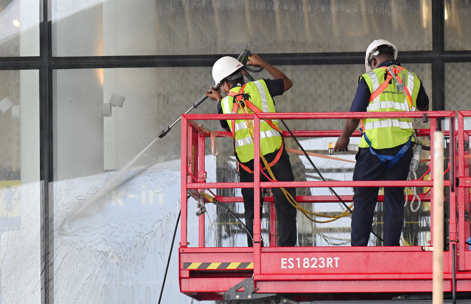 ވެލާނާ އިންޓަނޭޝަނަލް އެއާޕޯޓުގެ އާ ޓާމިނަލް ހުޅުވުމުގެ ފަހުގެ ތައްޔާރީތައް. ރާއްޖޭގެ މިނިވަންކަމަށް 60 އަހަރު ފުރޭ މުނާސަބަތާ ދިމާކޮށް މި މަހު 26 ގައި މި ޓާމިނަލް ހުޅުވާނެ.-- ފޮޓޯ: ނިޝާން އަލީ | މިހާރު