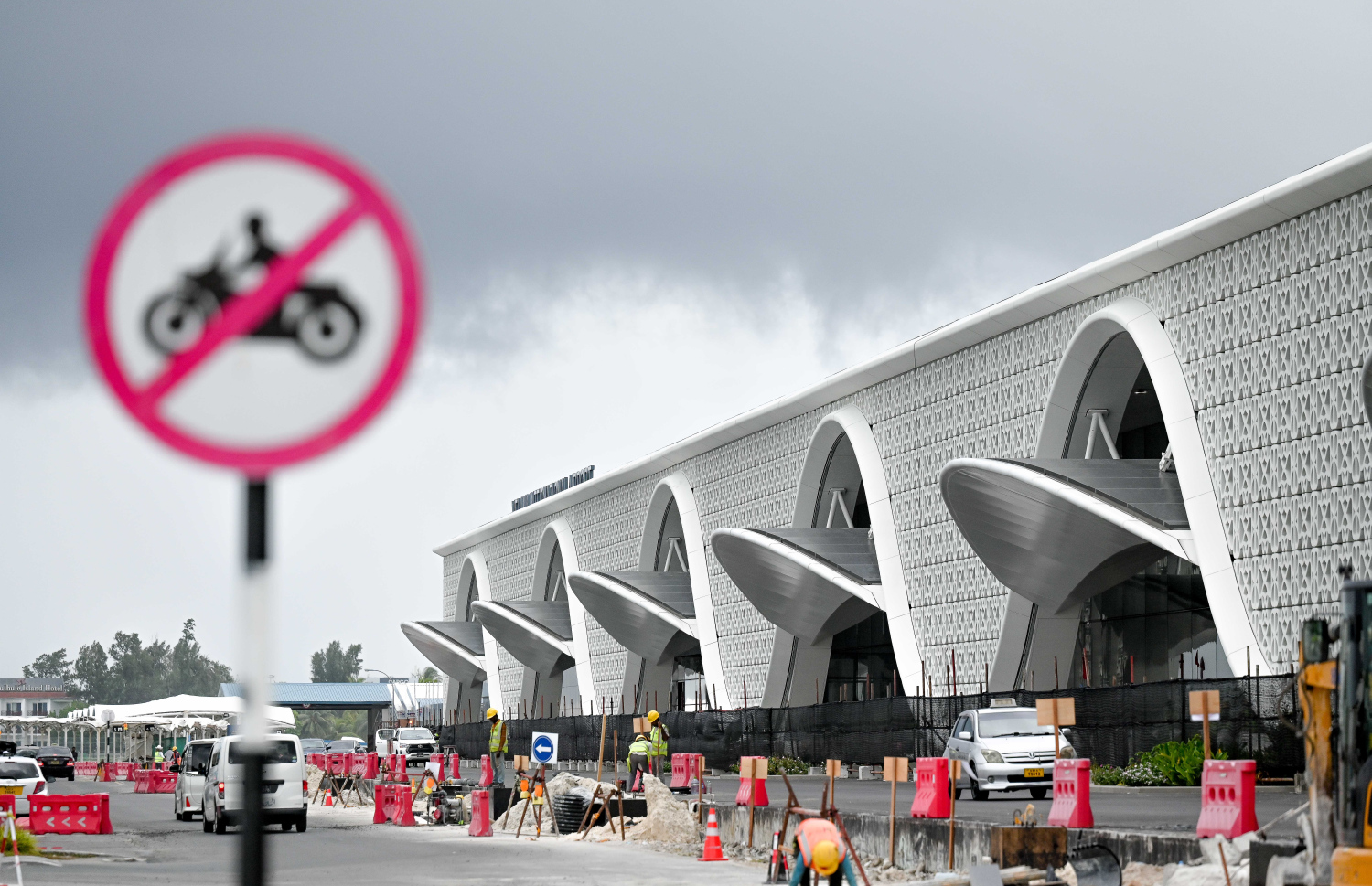 ވެލާނާ އިންޓަނޭޝަނަލް އެއާޕޯޓުގެ އާ ޓާމިނަލް ހުޅުވުމުގެ ފަހުގެ ތައްޔާރީތައް. ރާއްޖޭގެ މިނިވަންކަމަށް 60 އަހަރު ފުރޭ މުނާސަބަތާ ދިމާކޮށް މި މަހު 26 ގައި މި ޓާމިނަލް ހުޅުވާނެ.-- ފޮޓޯ: ނިޝާން އަލީ | މިހާރު