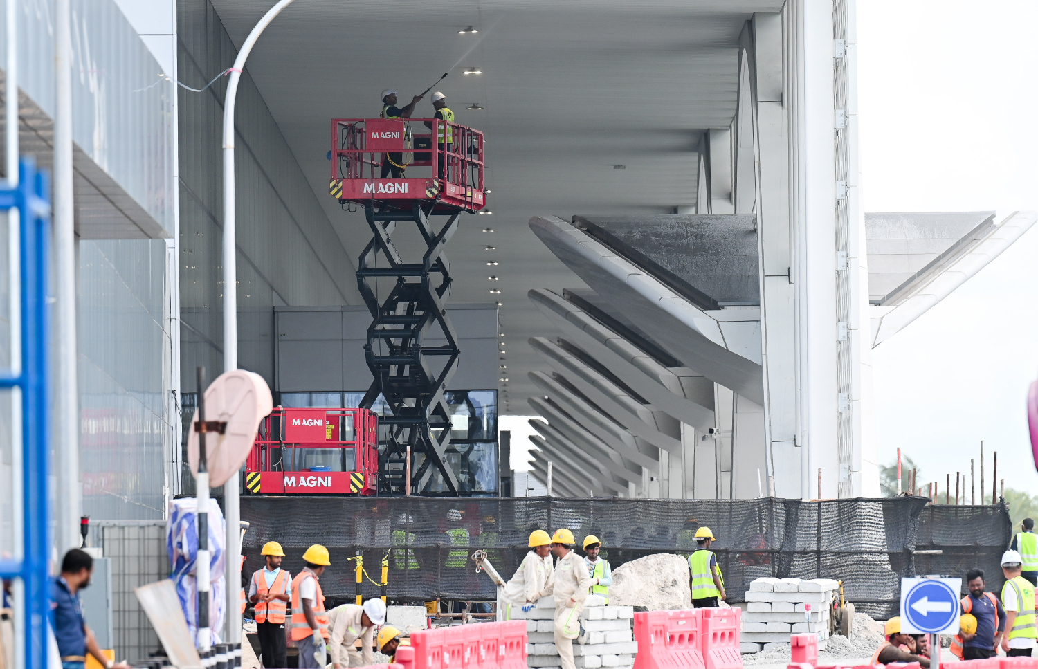 ވެލާނާ އިންޓަނޭޝަނަލް އެއާޕޯޓުގެ އާ ޓާމިނަލް ހުޅުވުމުގެ ފަހުގެ ތައްޔާރީތައް. ރާއްޖޭގެ މިނިވަންކަމަށް 60 އަހަރު ފުރޭ މުނާސަބަތާ ދިމާކޮށް މި މަހު 26 ގައި މި ޓާމިނަލް ހުޅުވާނެ.-- ފޮޓޯ: ނިޝާން އަލީ | މިހާރު