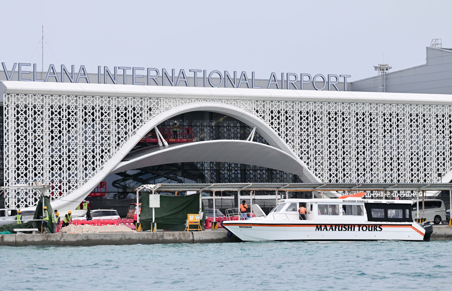 ވެލާނާ އިންޓަނޭޝަނަލް އެއާޕޯޓުގެ އާ ޓާމިނަލް ހުޅުވުމުގެ ފަހުގެ ތައްޔާރީތައް. ރާއްޖޭގެ މިނިވަންކަމަށް 60 އަހަރު ފުރޭ މުނާސަބަތާ ދިމާކޮށް މި މަހު 26 ގައި މި ޓާމިނަލް ހުޅުވާނެ.-- ފޮޓޯ: ނިޝާން އަލީ | މިހާރު