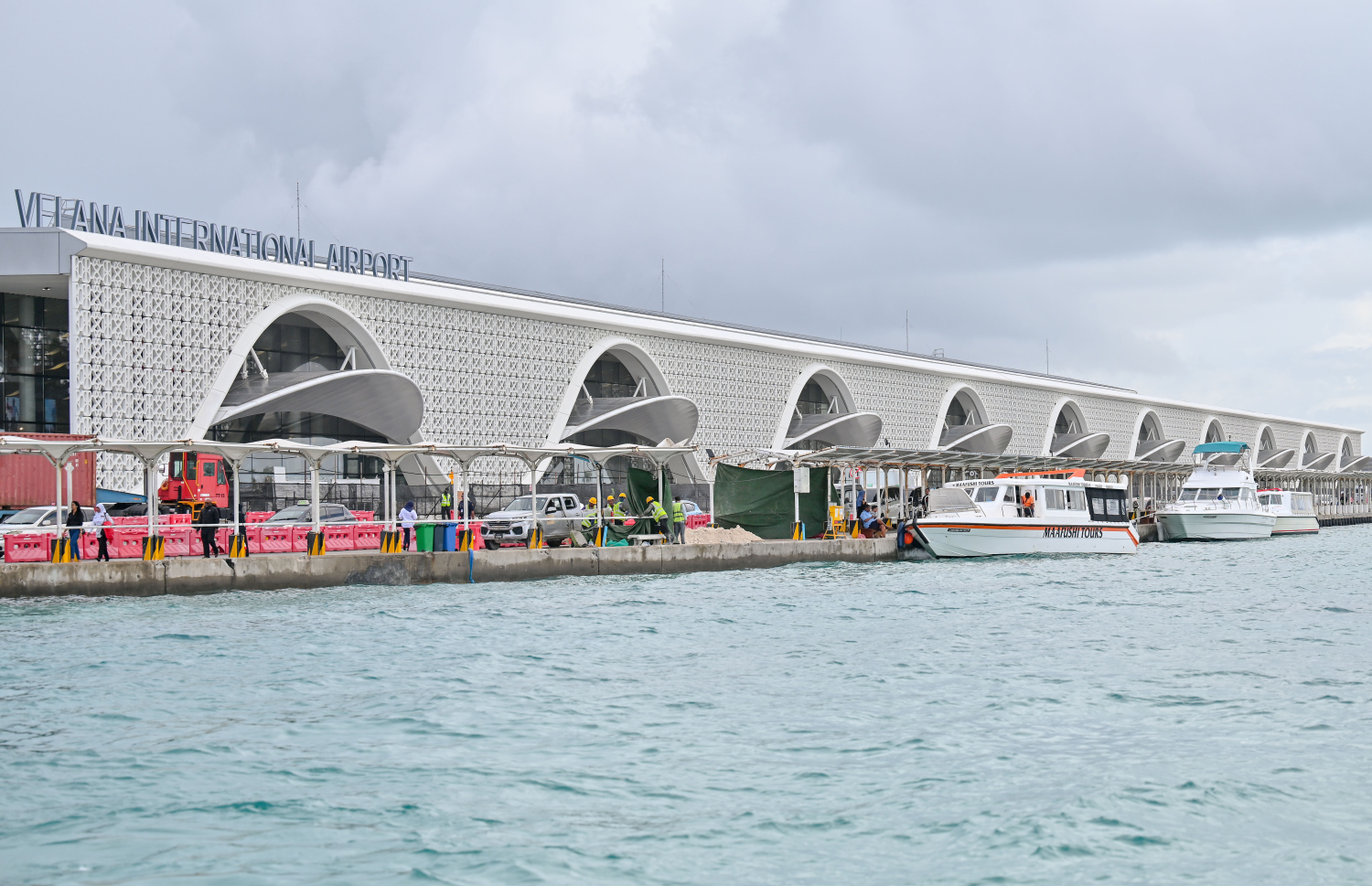 ވެލާނާ އިންޓަނޭޝަނަލް އެއާޕޯޓުގެ އާ ޓާމިނަލް ހުޅުވުމުގެ ފަހުގެ ތައްޔާރީތައް. ރާއްޖޭގެ މިނިވަންކަމަށް 60 އަހަރު ފުރޭ މުނާސަބަތާ ދިމާކޮށް މި މަހު 26 ގައި މި ޓާމިނަލް ހުޅުވާނެ.-- ފޮޓޯ: ނިޝާން އަލީ | މިހާރު