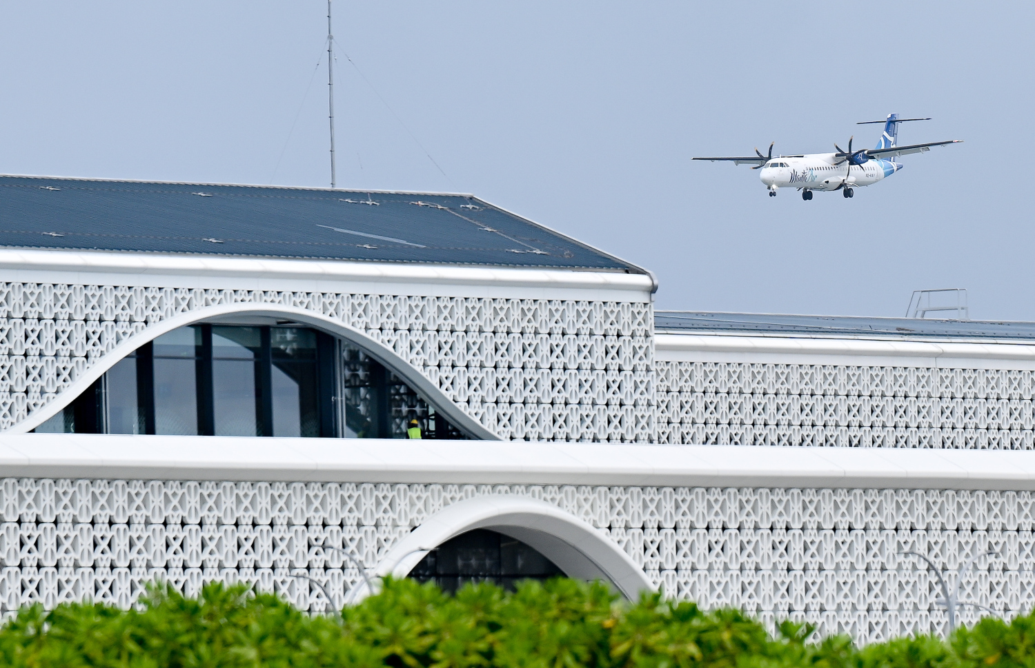 ވެލާނާ އިންޓަނޭޝަނަލް އެއާޕޯޓުގެ އާ ޓާމިނަލް ހުޅުވުމުގެ ފަހުގެ ތައްޔާރީތައް. ރާއްޖޭގެ މިނިވަންކަމަށް 60 އަހަރު ފުރޭ މުނާސަބަތާ ދިމާކޮށް މި މަހު 26 ގައި މި ޓާމިނަލް ހުޅުވާނެ.-- ފޮޓޯ: ނިޝާން އަލީ | މިހާރު