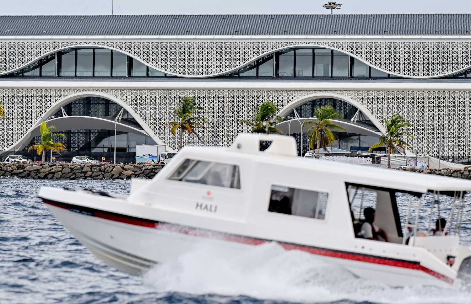 ވެލާނާ އިންޓަނޭޝަނަލް އެއާޕޯޓުގެ އާ ޓާމިނަލް ހުޅުވުމުގެ ފަހުގެ ތައްޔާރީތައް. ރާއްޖޭގެ މިނިވަންކަމަށް 60 އަހަރު ފުރޭ މުނާސަބަތާ ދިމާކޮށް މި މަހު 26 ގައި މި ޓާމިނަލް ހުޅުވާނެ.-- ފޮޓޯ: ނިޝާން އަލީ | މިހާރު