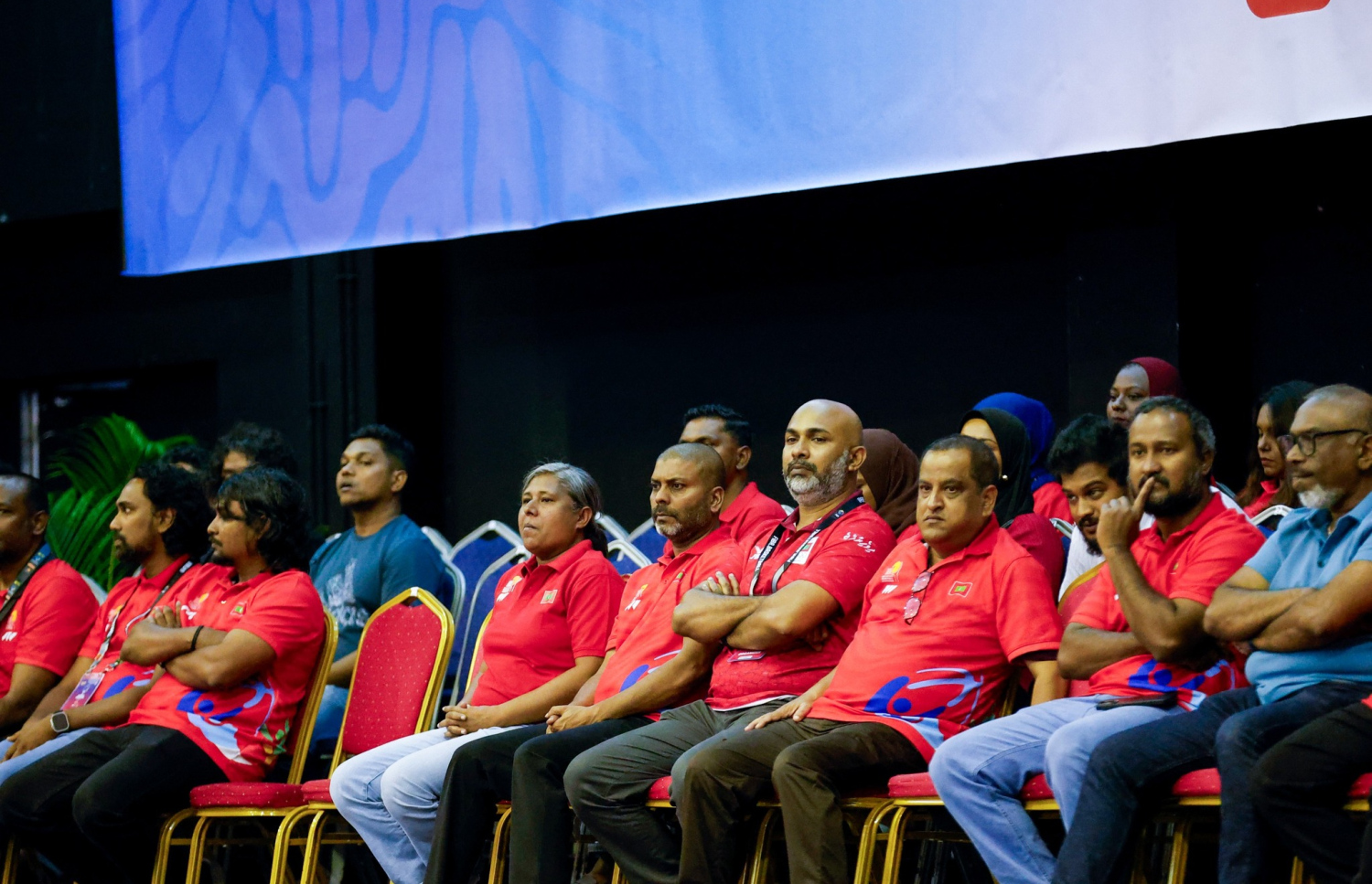 ބާސްކެޓްބޯޅަ އެސޯސިއޭޝަންގެ އިސް ވެރިންނާ އެކު ސަރުކާރުގެ އިސް ބައެއް ބޭފުޅުން ، ގައުމީ ބާސްކެޓް ޓީމު ކުޅުނު މެޗެއް ބައްލަވަން ސޯޝަލް ސެންޓަރުގައި --- ފޮޓޯ: ސްޕޯޓްސް މިނިސްޓްރީ