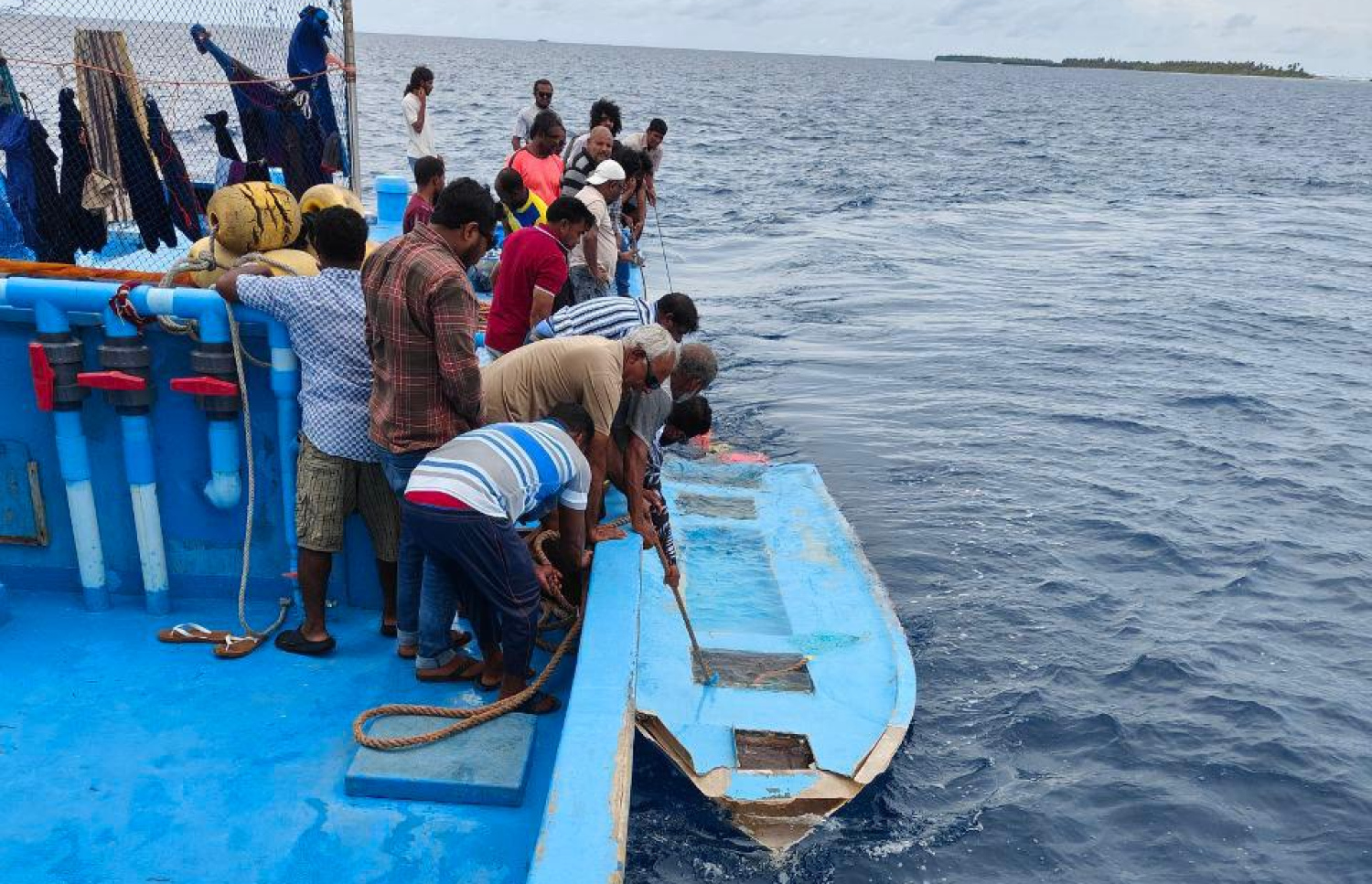 ޒަކަރިއްޔާ ދަތުރުކުރި ޑިންގީ ކަނޑު އަޑިން ނަގަނީ.