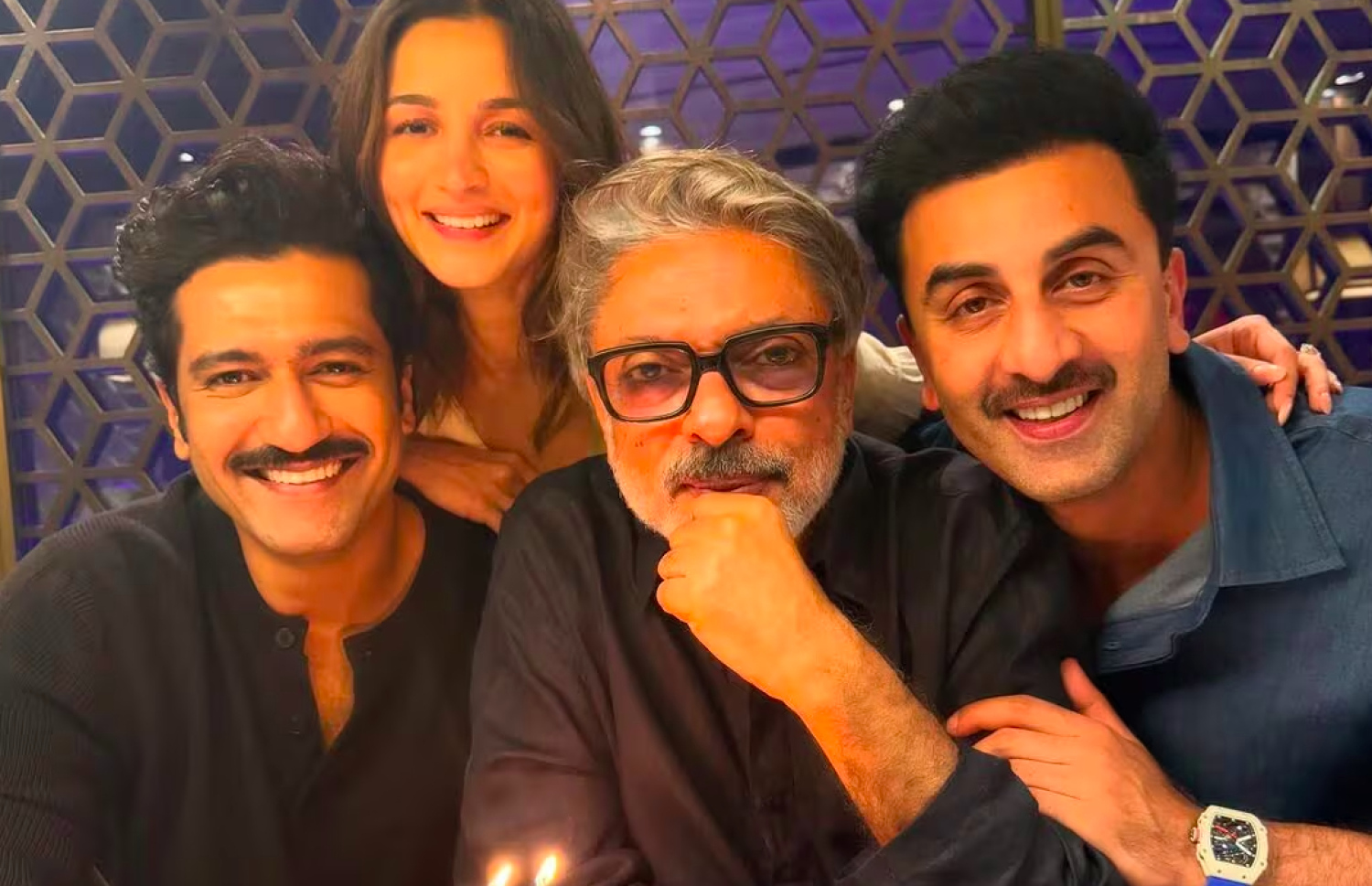 "ލަވް އެންޑް ވޯ"ގެ ކާސްޓުގައި ހިމެނޭ ރަންބީރް ކަޕޫރާއި އާލިއާ ބަޓާއި ވިކީ ކައުޝަލް، ފިލްމުގެ ޑައިރެކްޓަރު ސަންޖޭ ލީލާ ބަންސާލީއާ އެކު.