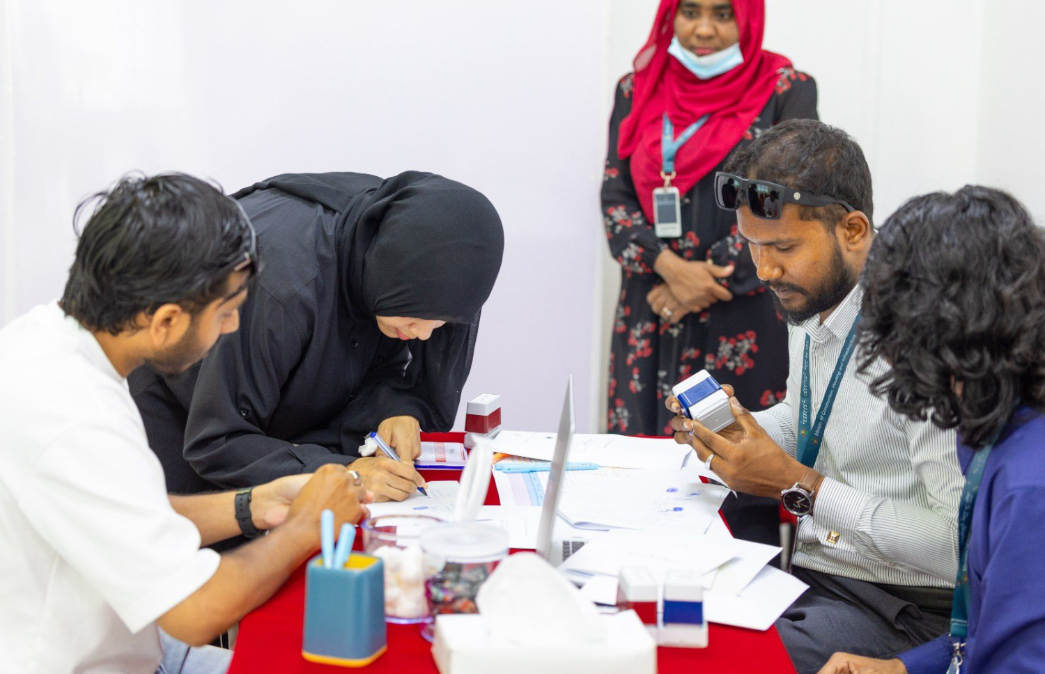 ބިންވެރިޔާ ސްކީމްގެ ދަށުން މާލޭ މީހުންނަށް ގުޅިފަޅުން ދޭ ގޯތިތަކުގެ އާ ރަޖިސްޓްރީ ދޫކުރުމުގެ މަސައްކަތް ކުރިއަށް ގެންދަނީ.-- ފޮޓޯ: ހައުސިން މިނިސްޓްރީ