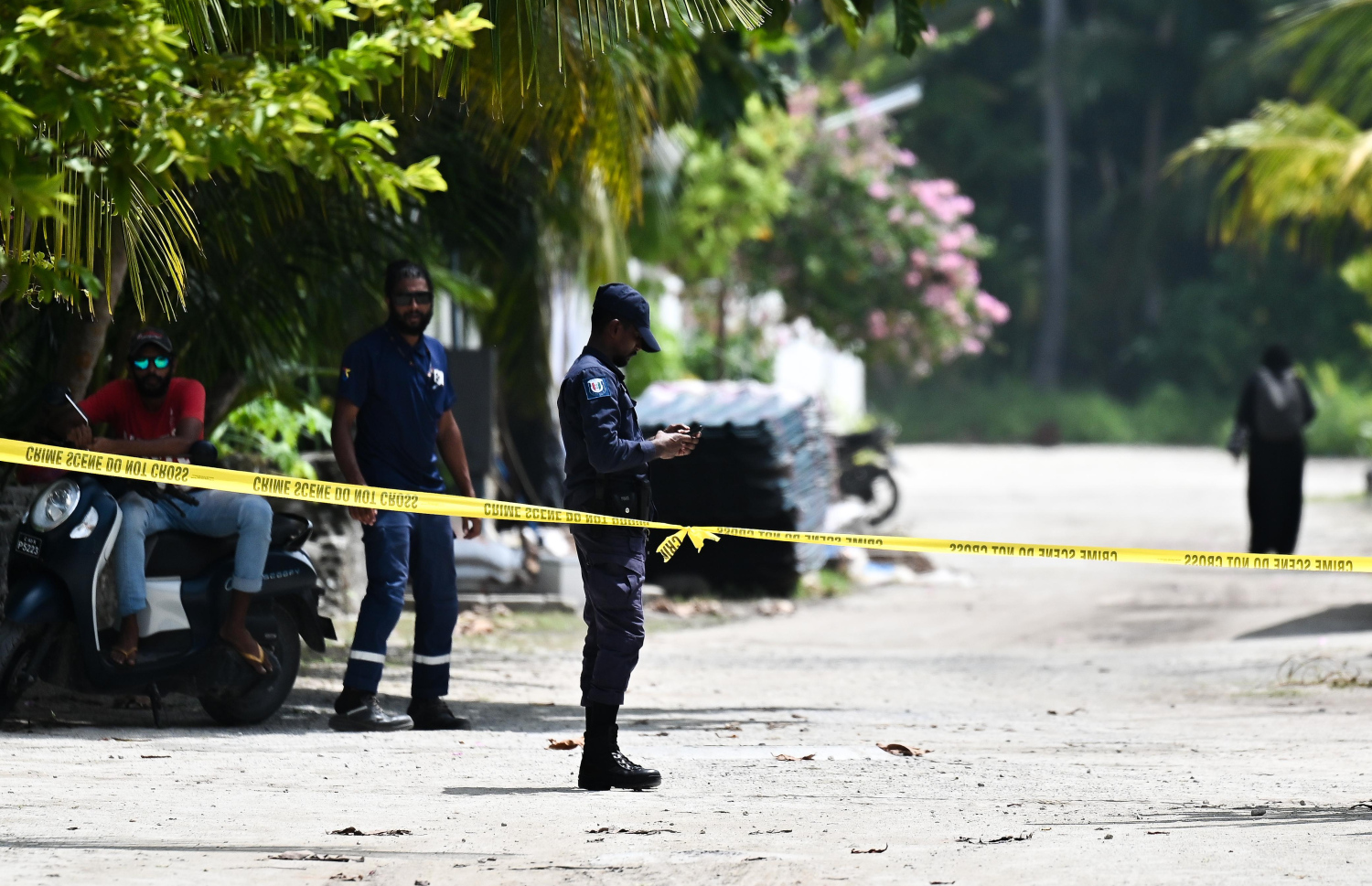 އއ. މާޅޮހުގައި އަބްދުއްރަހަހުމާން އާދަމް މަރާލި މައްސަލައިގެ ތަހުގީގަށް މި ރަށުގެ ސަރަހައްދެއް ބަންދުކޮށްފައި.---ފޮޓޯ: ފަޔާޒު މޫސާ | މިހާރު