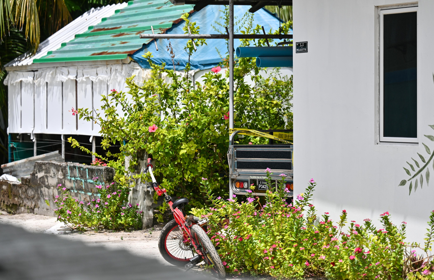 އއ. މާޅޮހުގައި އަބްދުއްރަހަހުމާން އާދަމް މަރާލި މައްސަލައިގެ ތަހުގީގަށް މި ރަށުގެ ސަރަހައްދެއް ބަންދުކޮށްފައި.---ފޮޓޯ: ފަޔާޒު މޫސާ | މިހާރު