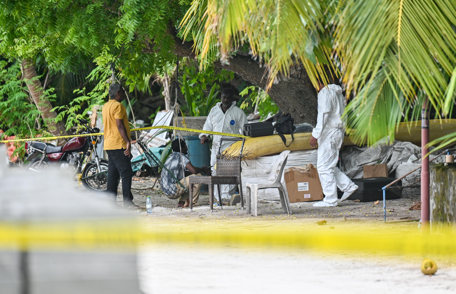 މާޅޮހުގައި އަބްދުއްރަހްމާން އާދަމް މަރާލި މައްސަލައިގެ ތަހުގީގަށް ބަންދުކޮށްފައި.--- ފޮޓޯ: ފަޔާޒް މޫސާ| މިހާރު