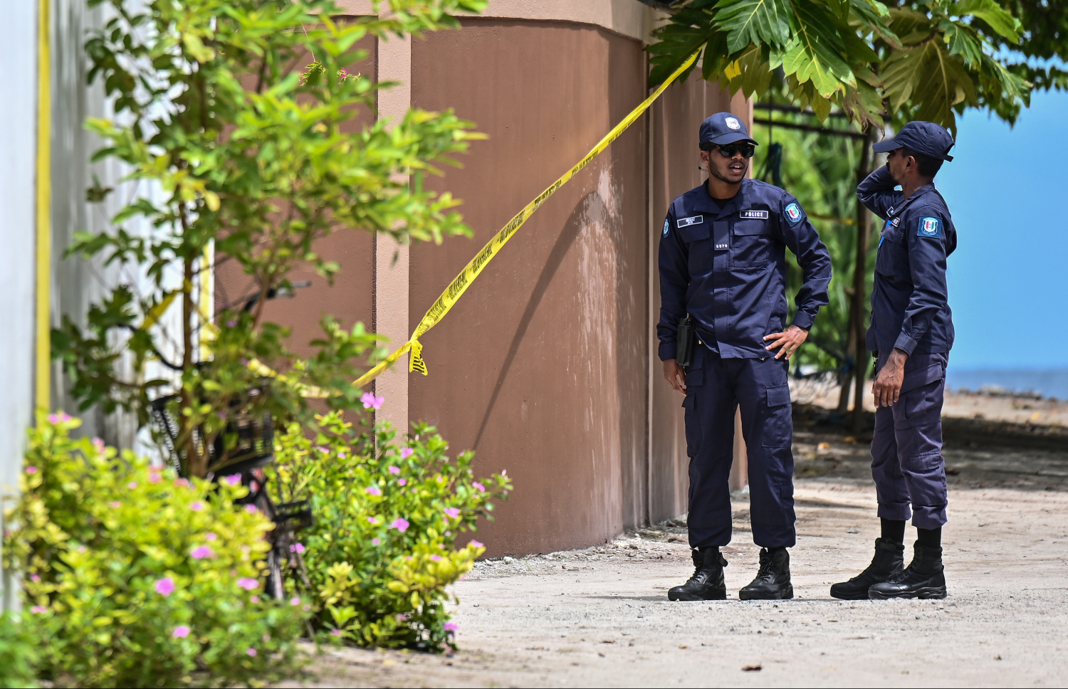 އަބްދުއްރަހުމާން ދިރިއުޅުމު މާހިޔަގެ ސަރަހައްދު ބަންދު ކޮށްގެން ފުލުހުން ހަރަކާތްތެރިވަނީ.--- ފޮޓޯ: ފަޔާޒު މޫސާ| މިހާރު