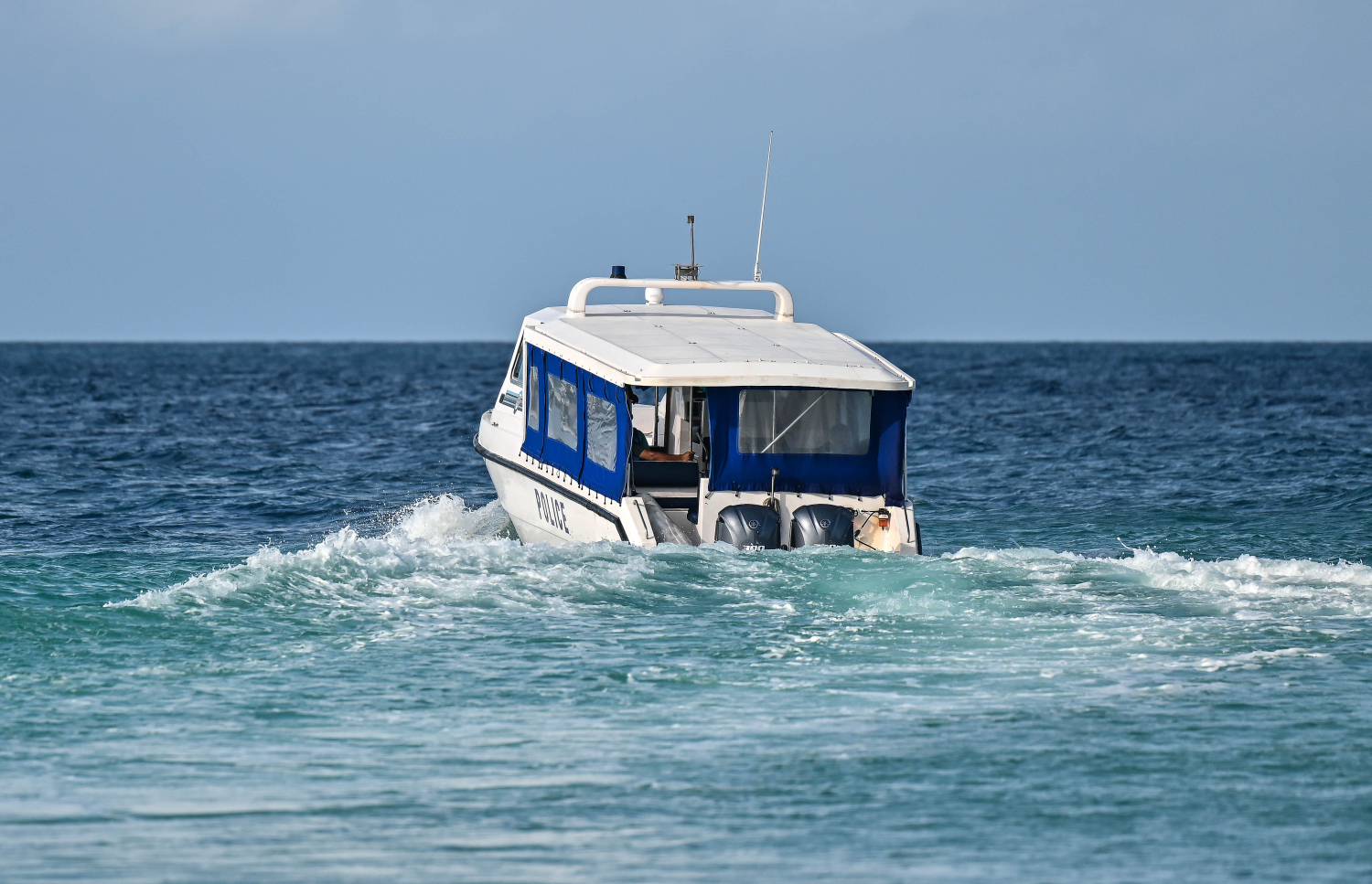 އަބްދުއްރަހުމާންގެ ހަށިގަނޑާ އެކު ފުލުހުންގެ ލޯންޗު މާލެ އަށް ދަތުރުކުރަނީ.---ފޮޓޯ: ފަޔާޒު މޫސާ| މިހާރު