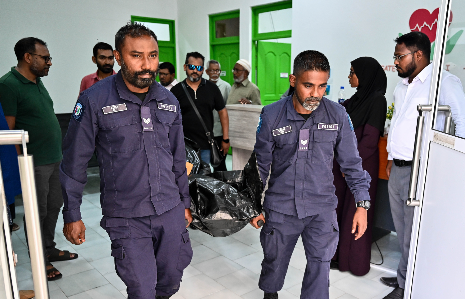 އަބްދުއްރަހުމާންގެ ހަށިގަނޑު މާލެ ފޮނުވައިލުމަށްޓަކައި އެމްބިއުލާންސަށް އަރުވަން ގެންދަނީ.---ފޮޓޯ: ފަޔާޒު މޫސާ| މިހާރު