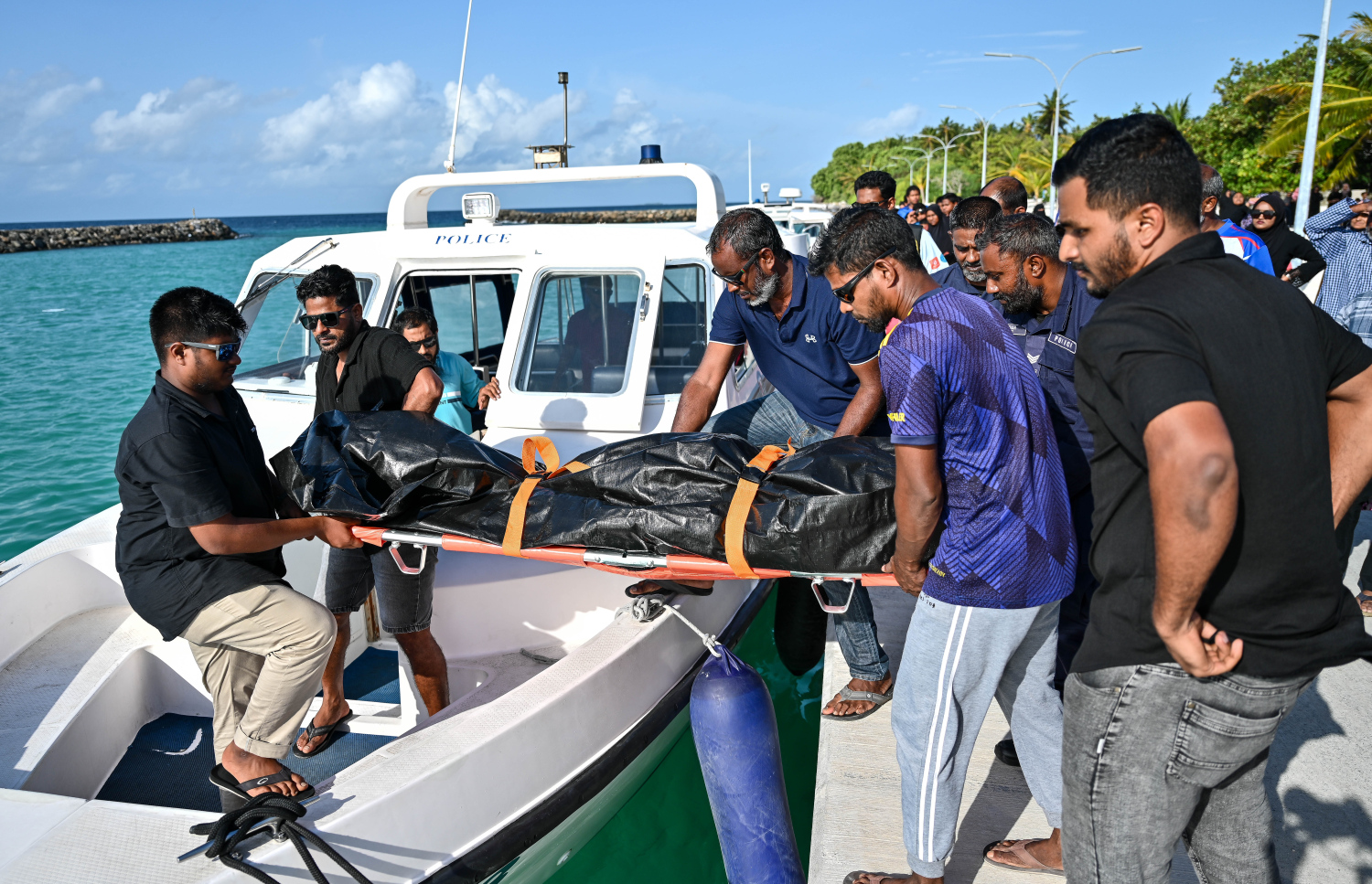 އަބްދުއްރަހުމާންގެ ހަށިގަނޑުގެ އިތުރު ތަހުގީގު ކުރުމަށްޓަކައި ފުލުހުންގެ ލޯންޗަށް އަރުވަނީ.---ފޮޓޯ: ފަޔާޒު މޫސާ| މިހާރު