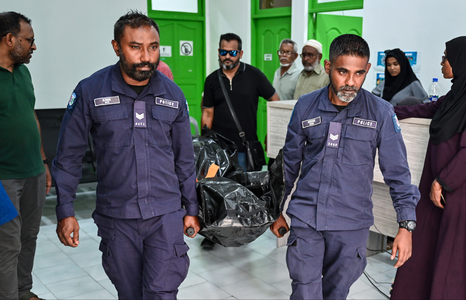 އަބްދުއްރަހުމާންގެ ހަށިގަނޑު މާލެ ފޮނުވައިލުމަށްޓަކައި ބޮޑީބޭގަށް ލައިގެން އަބްދުއްރަހުމާންގެ ހަށިގަނޑު ފުލުހުން  ސިއްހީމަރުކަޒުން ނެރެނީ-- ފޮޓޯ: ފަޔާޒު މޫސާ | މިހާރު