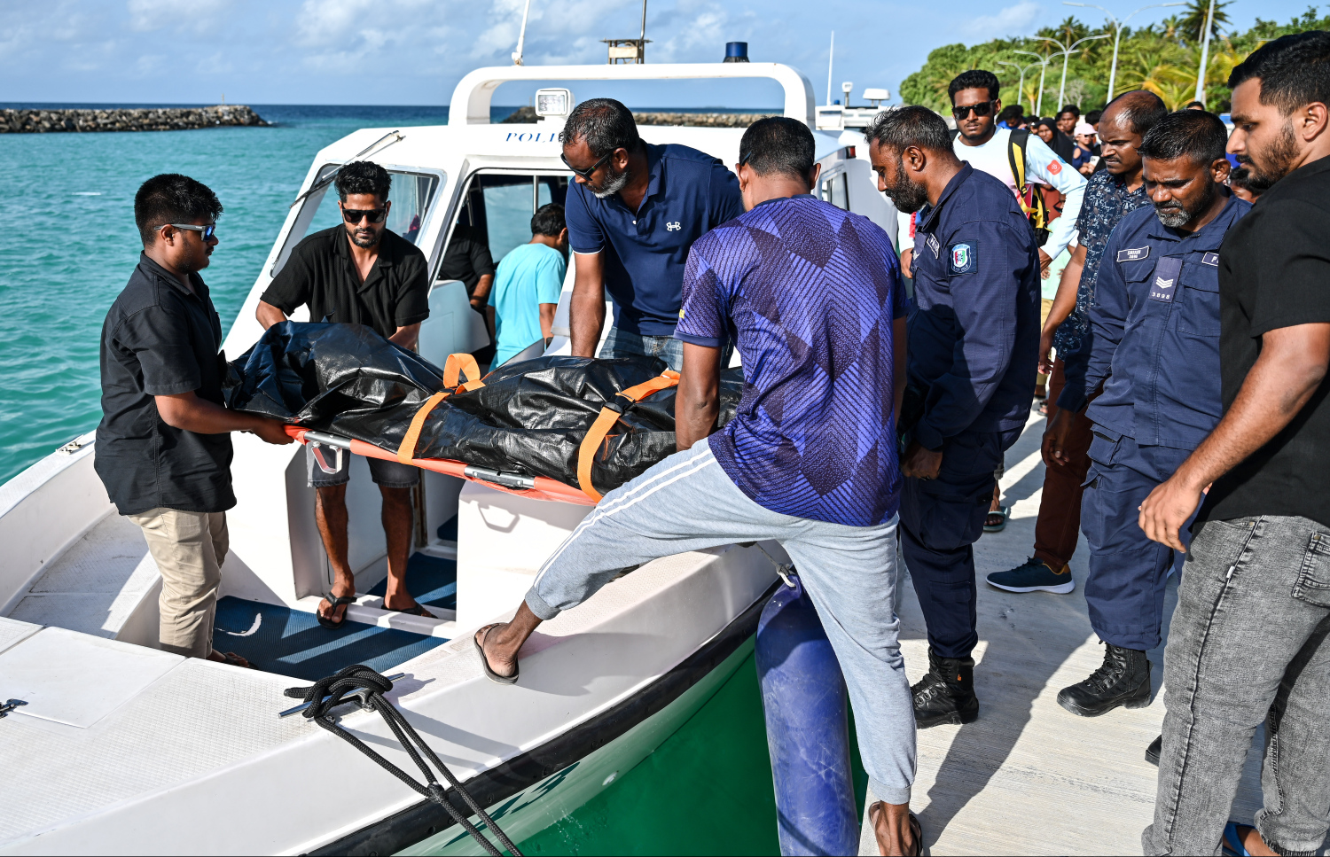 އަބްދުއްރަހުމާންގެ ހަށިގަނޑުގެ ތަހުލީލުތައް ހަދަން މާލެ ގެންދަން ފުލުހުންގެ ލޯންޗަށް އަރުވަނީ.---ފޮޓޯ: ފަޔާޒު މޫސާ| މިހާރު