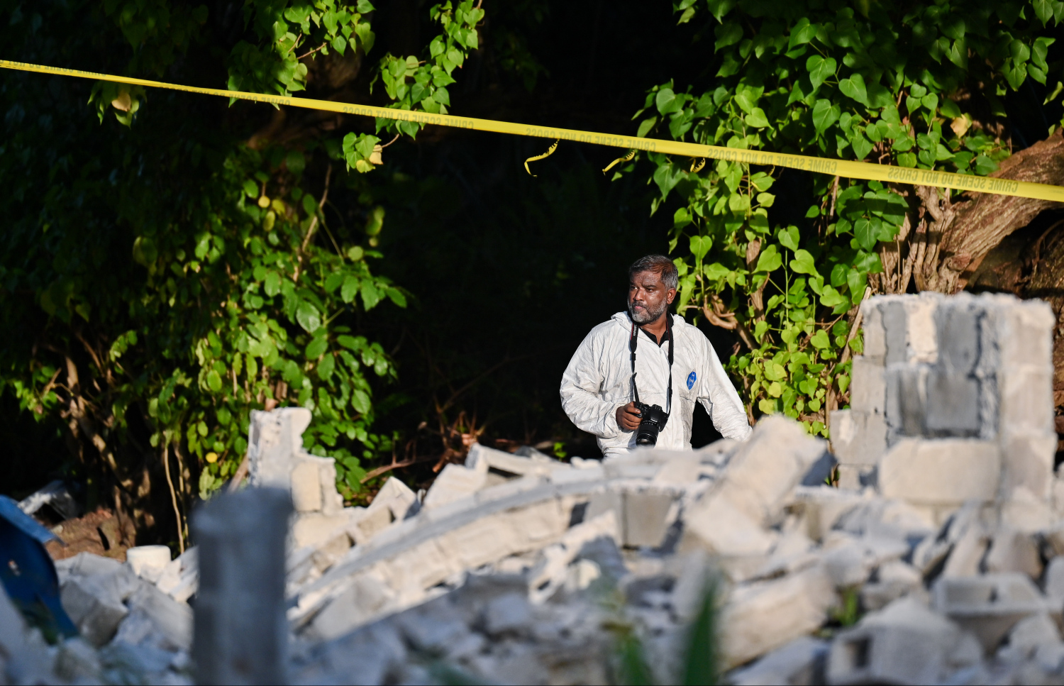 އަބްދުއްރަހްމާންގެ ގާތިލު ހޯދަން ފުލުހުންގެ ފޮރެންސިކް ޓީމުގެ މީހަކު ބަންދުކޮށްފައިވާ ސަރަހައްދުގައި ހަރަކާތްތެރިވަނީ.--- ފޮޓޯ: ފަޔާޒު މޫސާ | މިހާރު