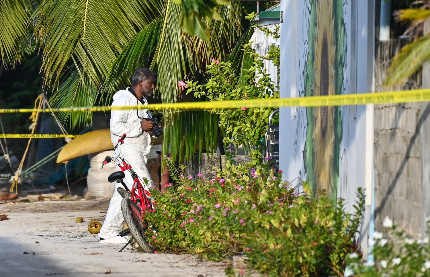 އަބްދުއްރަހުމާން ދިރިއުޅު ގެ ކައިރީގައި ފުލުހުންގެ ފޮރެންސިކް ޓީމުގެ މީހަކު މިދިޔަ މަހު ހަރަކާތްތެރިވަނީ.---ފޮޓޯ: ފަޔާޒު މޫސާ| މިހާރު