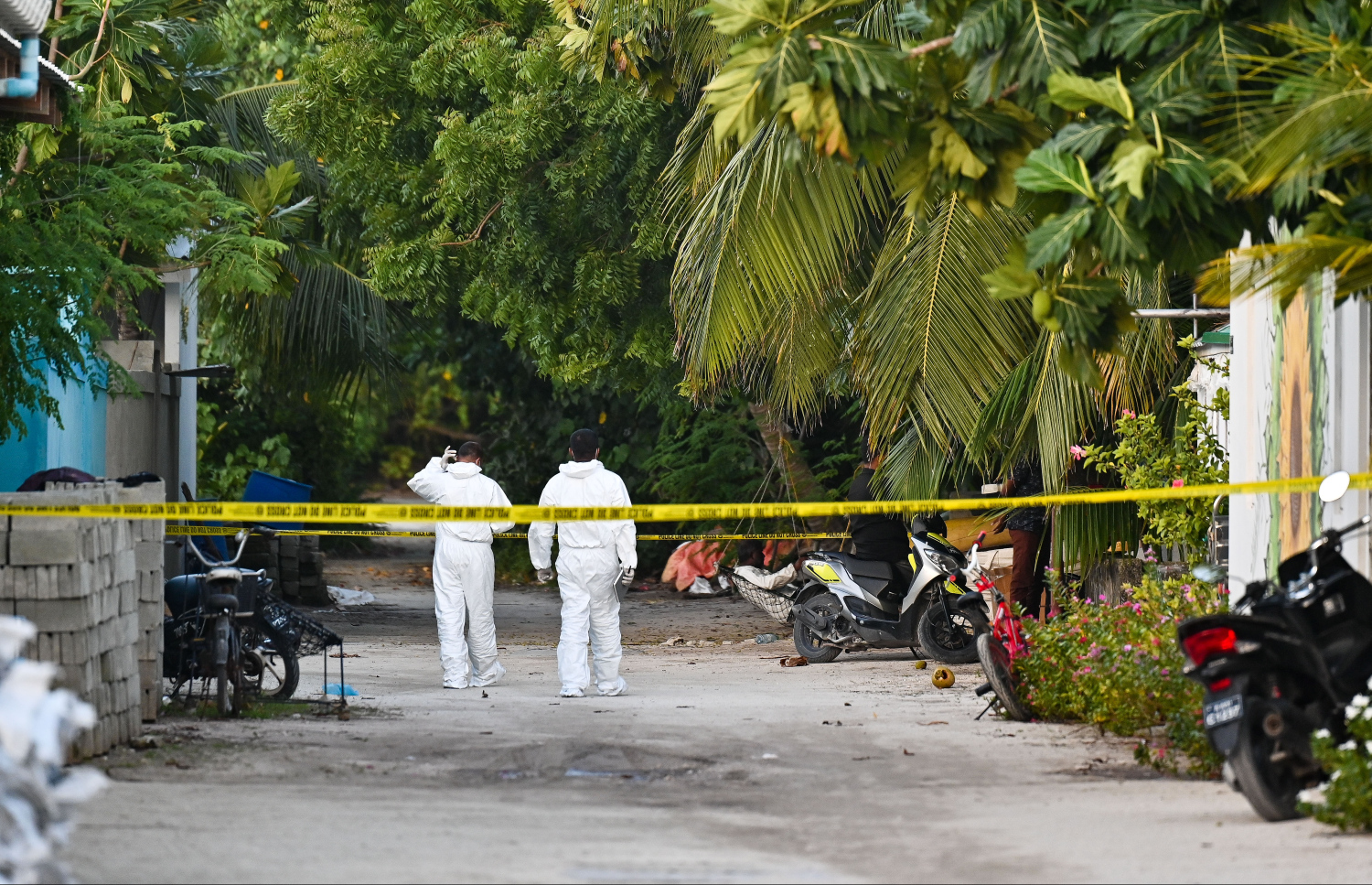 އަބްދުއްރަހުމާން ދިރިއުޅޭ މާހިޔަގެ ހުންނަ ސަރަހައްދު ބަންދުކޮށްފައިވާއިރު ފޮރެންސިކް ޓީމުގެ މީހުން އެ ސަރަހައްދުގައި މިދިޔަ މަހު ހަރަކާތްތެރިވަނީ.---ފޮޓޯ: ފަޔާޒު މޫސާ| މިހާރު