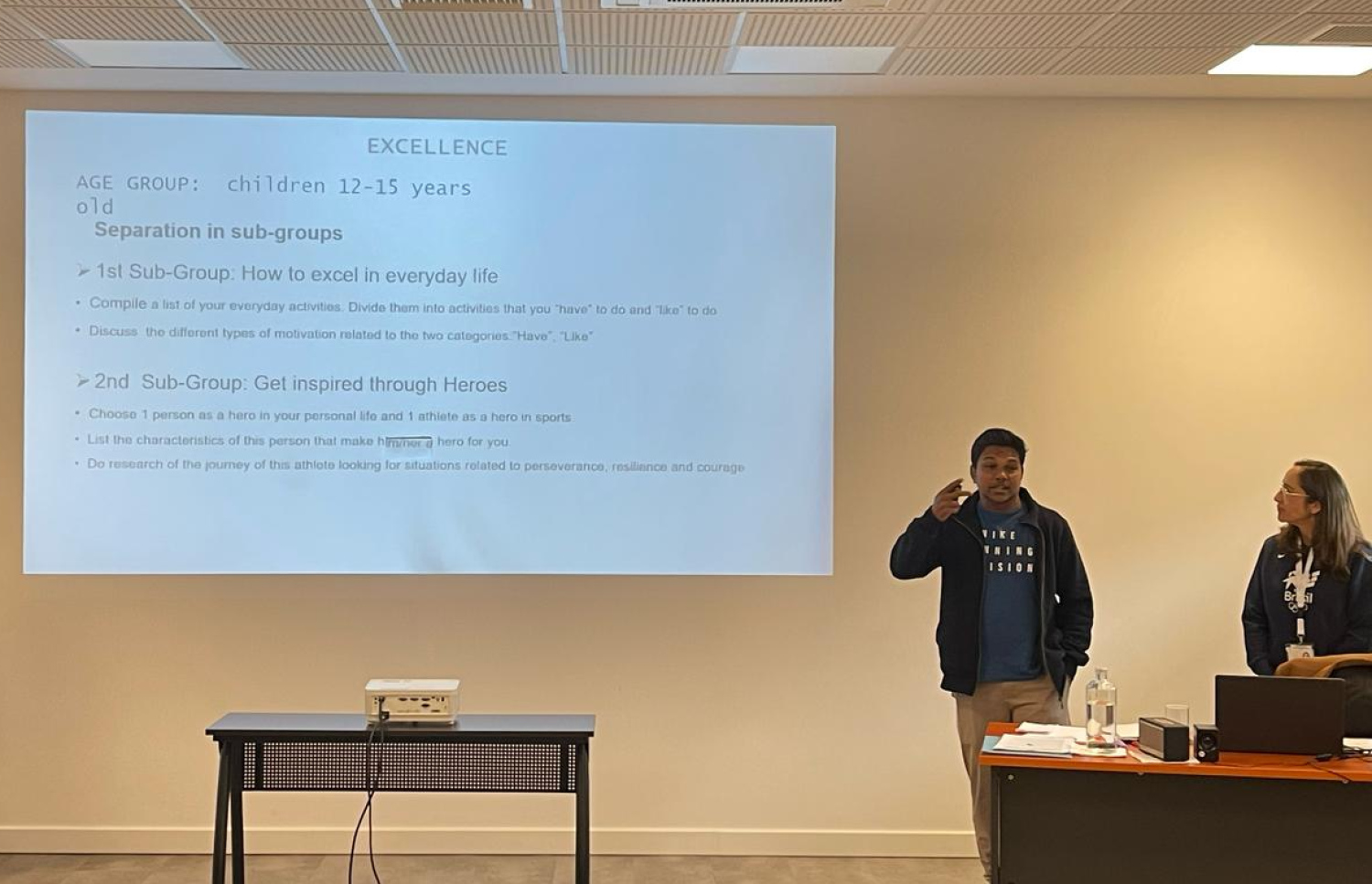 ގްރީސްގައި އޮލިމްޕިކް ސްޓަޑީޒްގެ ދާއިރާއިން މާސްޓާސް ޑިގްރީ ހަދަމުންދާ މުހައްމަ ވަހީދު، ކްލާސް ރޫމްގައި ޕްރެޒެންޓޭޝަނެއް ކުރިއަށްގެންދަނީ