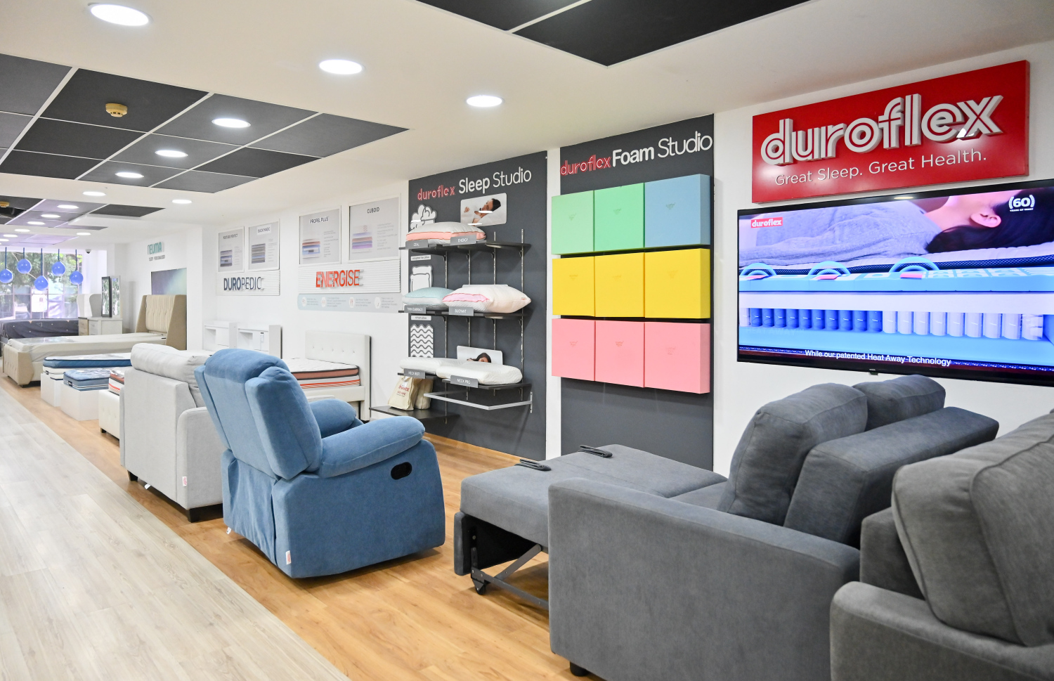 "ދަމާސް ލިވިންގް"އިން ވިއްކާ ބައެއް ޕްރޮޑަކްޓުތައް. -- ފޮޓޯ: ނިޝާން އަލީ | މިހާރު