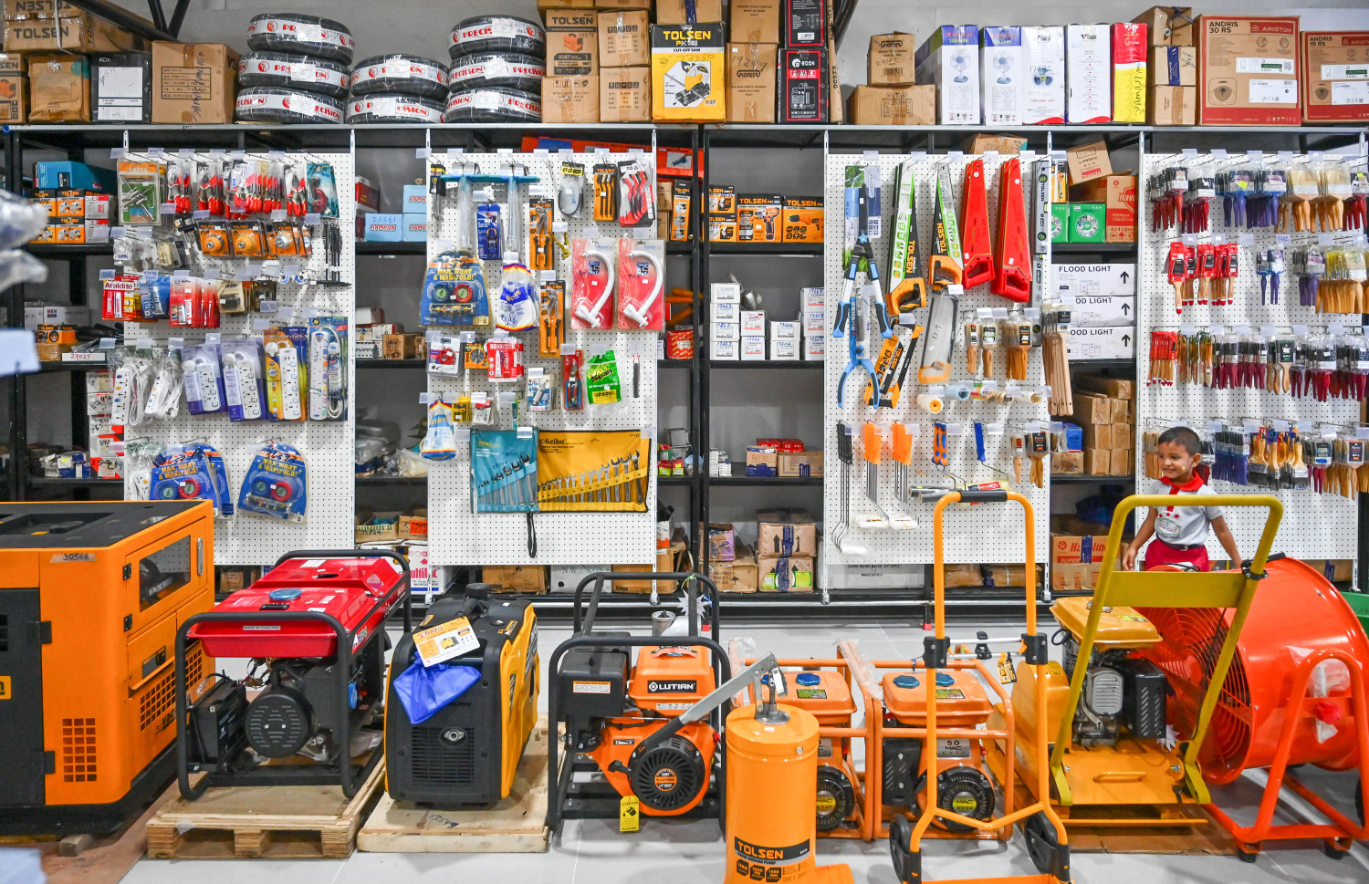 ދަމާސް ސެންޓްރަލްގައި ވިއްކާ ބައެއް ޕްރޮޑަކްޓުތައް. -- ފޮޓޯ: ނިޝާން އަލީ | މިހާރު