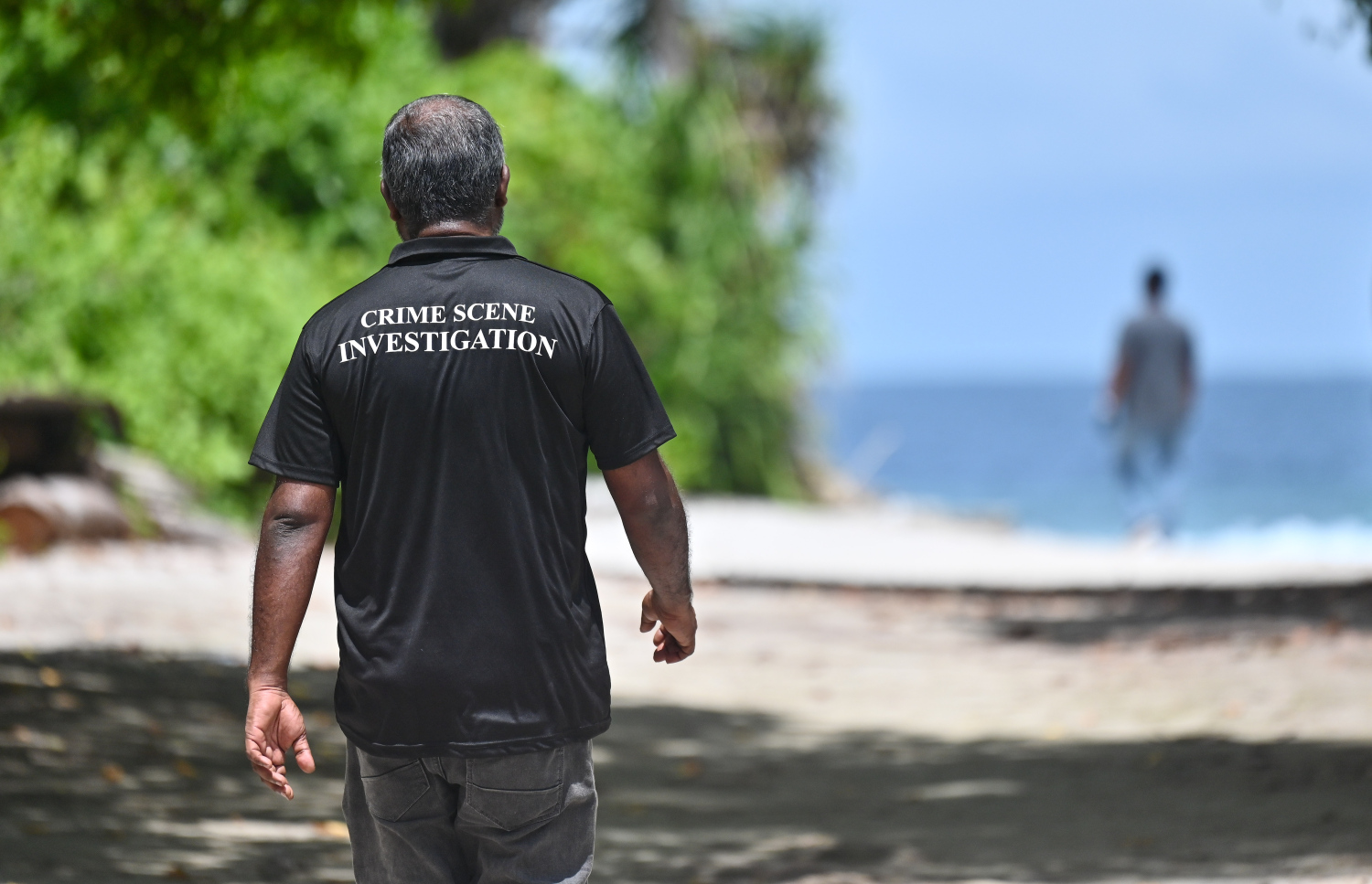 ފުލުހުންގެ ފޮރެންސިކް ޓީމުގެ މީހަކު މާޅޮހުގެ ހުރަސް މަގު އަތިރިފަރާތުގައި ހަރަކާތެރިވަނީ.---ފޮޓޯ: ފަޔާޒު މޫސާ| މިހާރު