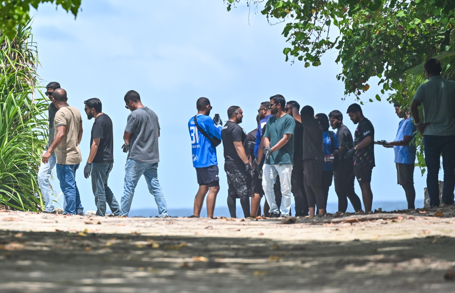 ފުލުހުންގެ ތަހުގީގު ޓީމު މާޅޮހުގެ ހުރަސް މަގު އަތިރިފަރާތުގައި މިއަދު މެންދުރު ހަރަކާތްތެރިވަނީ.---ފޮޓޯ: ފަޔާޒު މޫސާ| މިހާރު