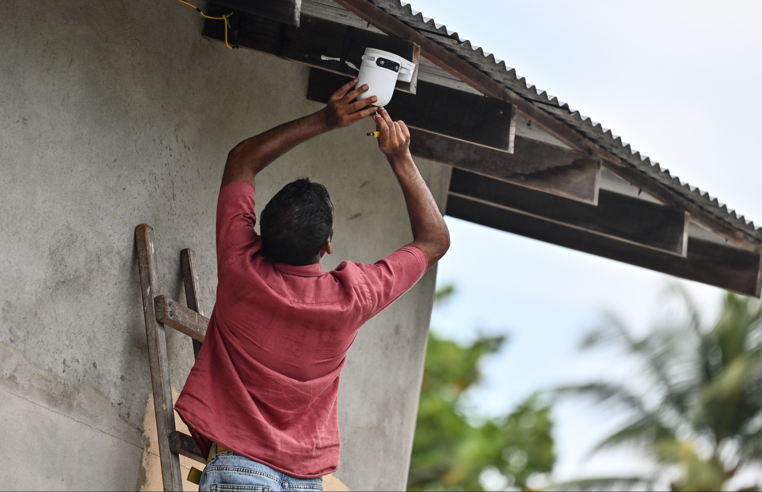 މާޅޮހުގެ ފިހާރައެއްގެ ސީސީޓީވީގެ މެމަރީ ކާޑު ފުލުހުން މިދިޔަ މަހު ނަގަނީ.---ފޮޓޯ: ފަޔާޒު މޫސާ| މިހާރު