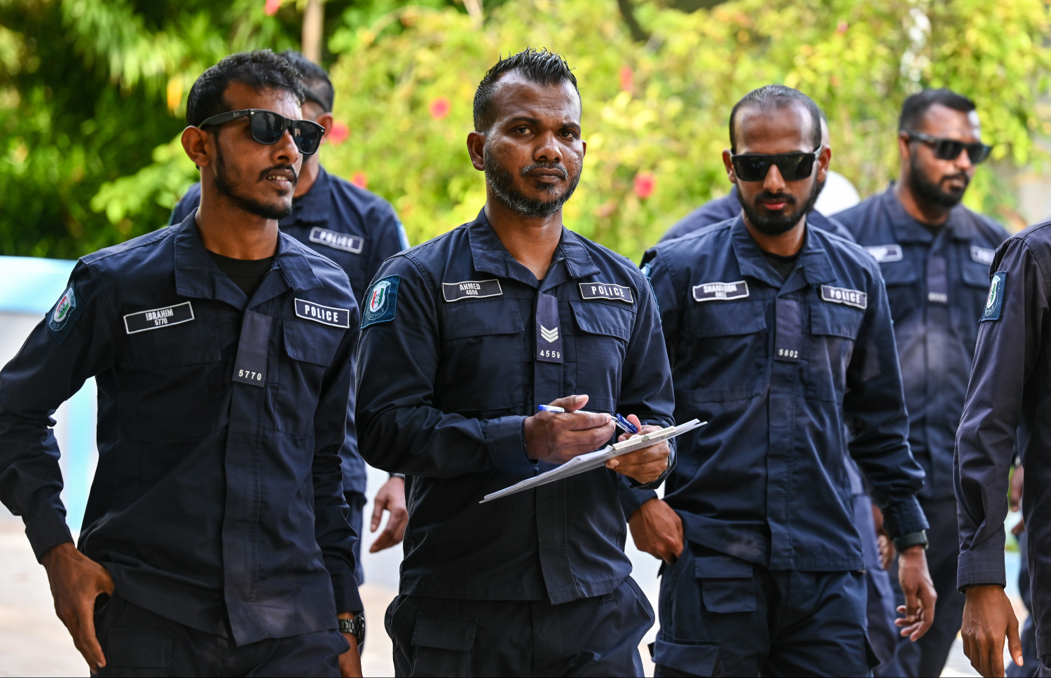 އަބްދުއްރަހުމާން ދިރިއުޅޭ ގެ ކައިރީގައި އުޅޭ މީހުންނާ ސުވާލު ކުރަން ފުލުހުން ތައްޔާރު ކޮށްފައިވާ ޝީޓެއް ހިފައިގެން ދަނީ ފުލުހުން ހަރަކާތްތެރިވަނީ .---ފޮޓޯ: ފަޔާޒު މޫސާ | މިހާރު