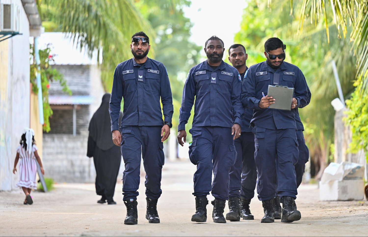 މާޅޮހުގައި އަބްދުއްރަހުމާން އާދަމް ދިރިއުޅުނު މާހިޔަ ސަރަހައްދު ބަންދުކޮށްގެން ފުލުހުން ހަރަކާތްތެރިވަނީ.---ފޮޓޯ: ފަޔާޒު މޫސާ| މިހާރު