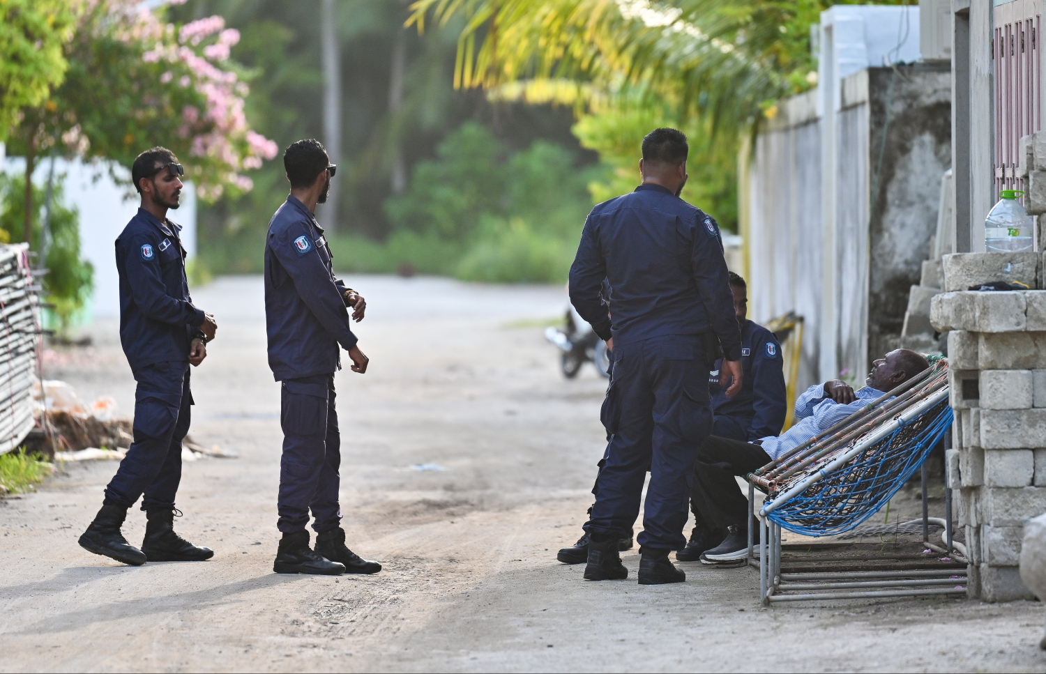 އަބްދުއްރަހުމާން ދިރިއުޅޭ ގެ ކައިރީގައި އުޅޭ އުމުރުން ދުވަސްވީ މީހެއްގެ ފަރާތުން ފުލުހުން މިއަދު ހަވީރު މައުލޫމާތު އެއްކުރަނީ .---ފޮޓޯ: ފަޔާޒު މޫސާ | މިހާރު