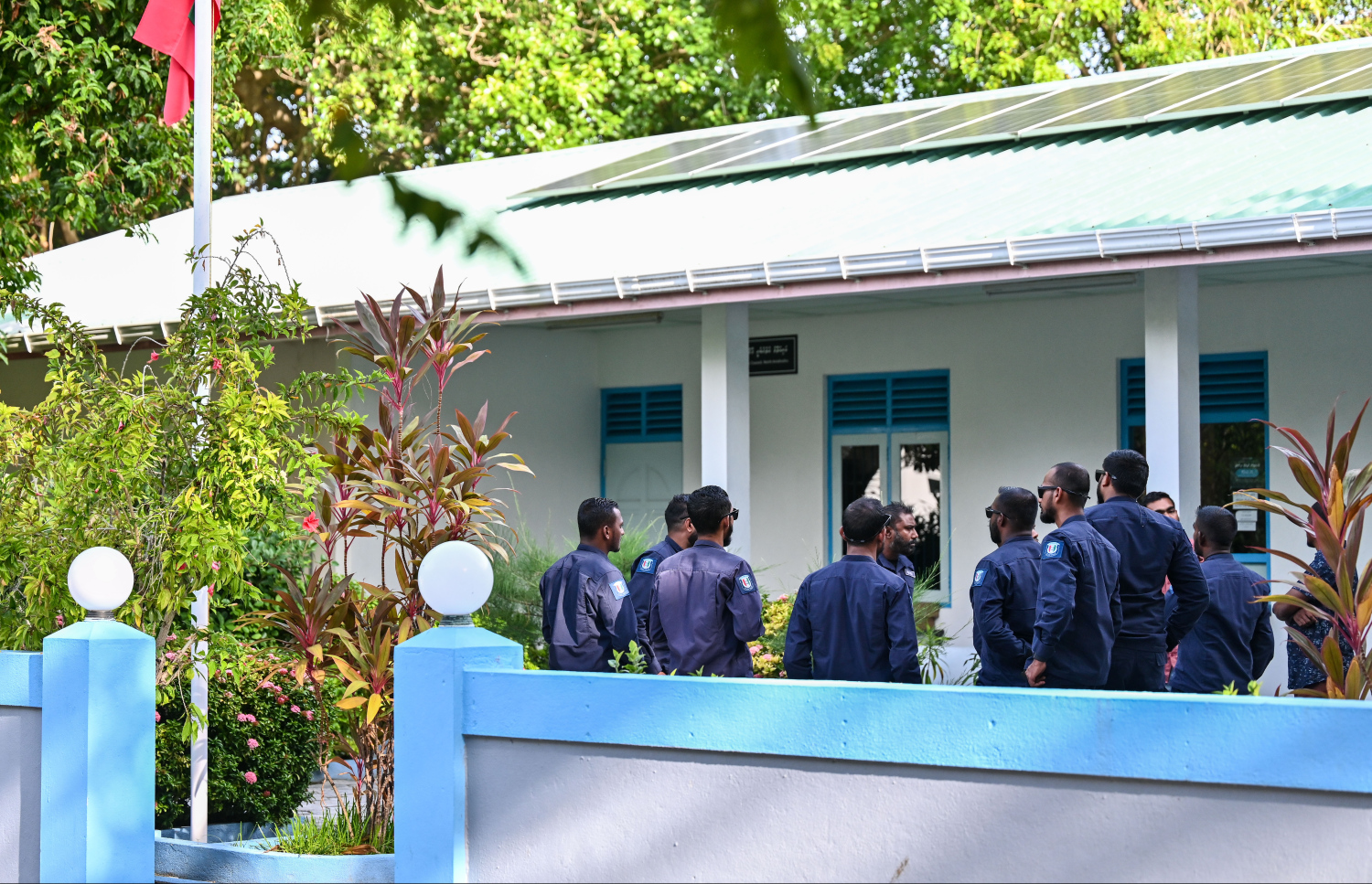 ފުލުހުން މާޅޮހު ކައުންސިލް އިދާރާގެ ގޯތިތެރޭގައި މިއަދު ހަވީރު މަޑުކޮށްލައިގެން.---ފޮޓޯ: ފަޔާޒު މޫސާ| މިހާރު