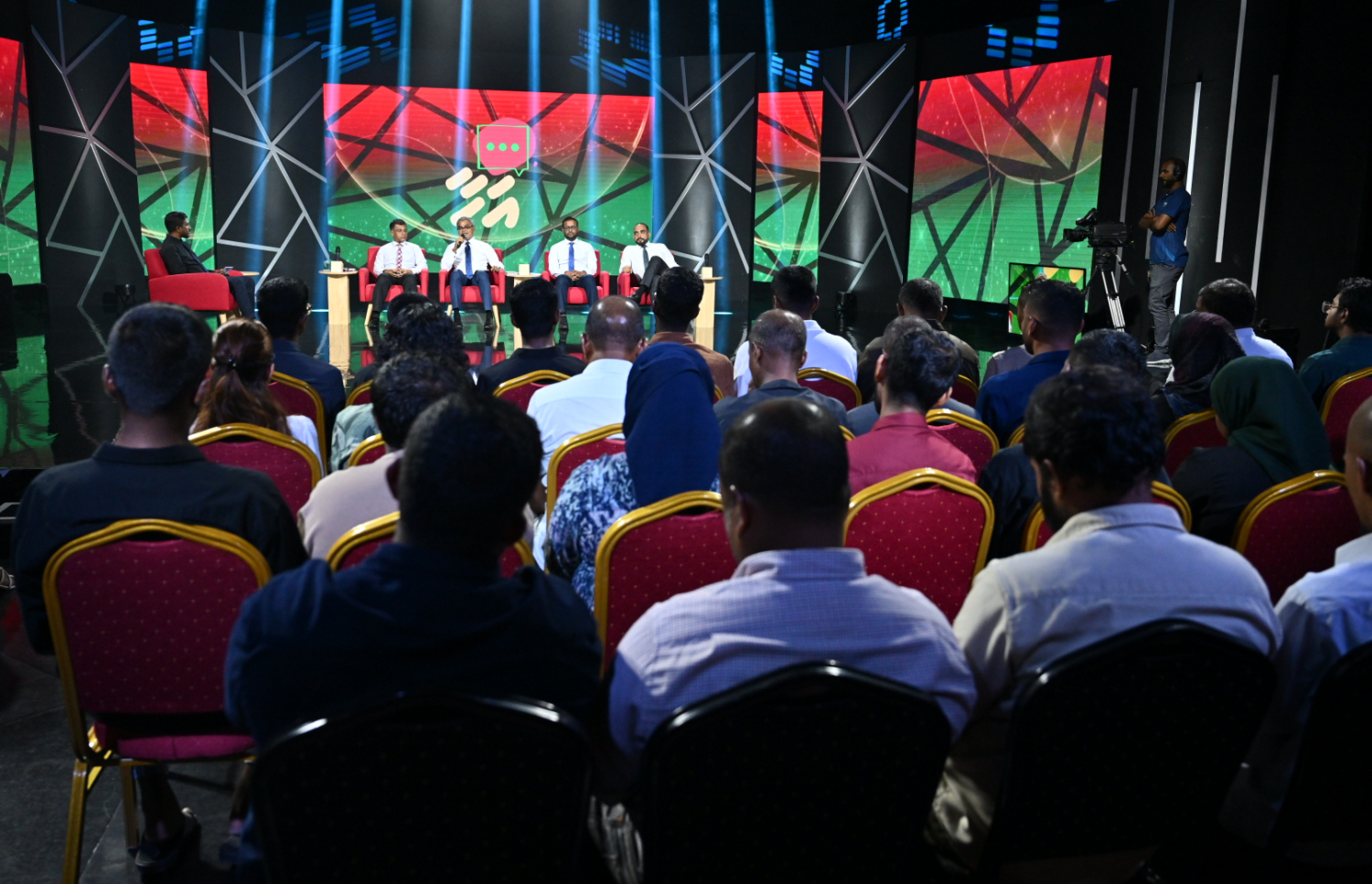 ޕީއެސްއެމުން ބޭއްވި އަހާ ފޯރަމްގައި ބައިވެރިވި ބައެއް މީހުން.-- ފޮޓޯ: ރައީސް އޮފީސް