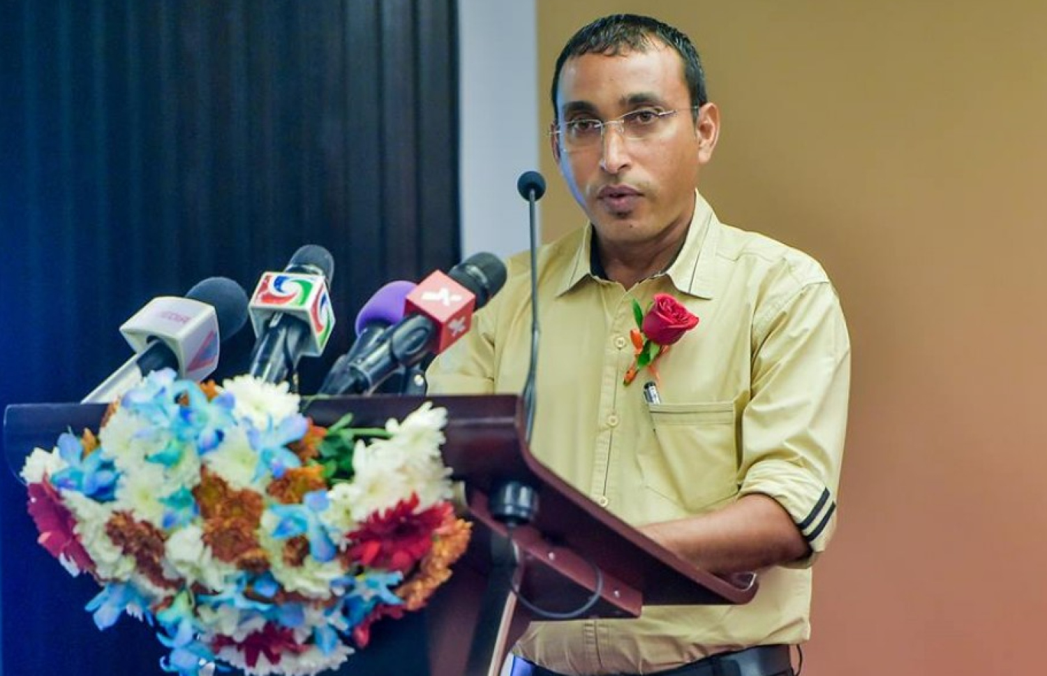 މަޝްހޫރު ލިޔުންތެރިޔާ ޖަމީލް: އޭނާ ވަނީ މީގެ ކުރިން މަގުބޫލު ފޮތްތަކެއް ލިޔުއްވާފައި. -- ފޮޓޯ: އަވަސް އޮންލައިން