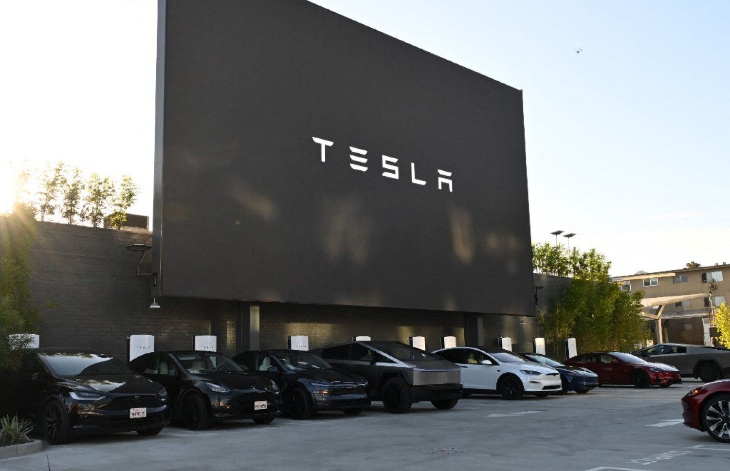 އިންޑިއާގެ މުމްބާއީގައި މިއަދު ހުޅުވި އެ ގައުމުގެ ފުރަތަމަ ޓެސްލާ ޝޯރޫމް. -- ފޮޓޯ: އޭއެފްޕީ