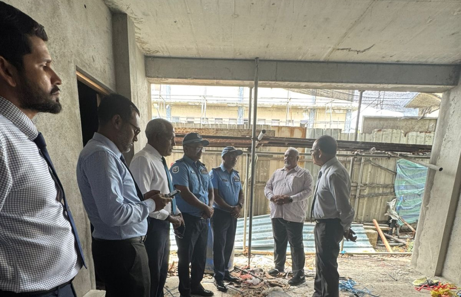 މިނިސްޓަރު އާދަމް ޝަރީފު، ފުލުހުންނާއި މިނިސްޓްރީގެ އިސްވެރިންނާއެކު އެ އިމާރާތް މިއަދު ބައްލަވާލައްވަނީ.-- ފޮޓޯ:.-- ލޯކަލް ގަވަމެންޓް މިނިސްޓްރީ