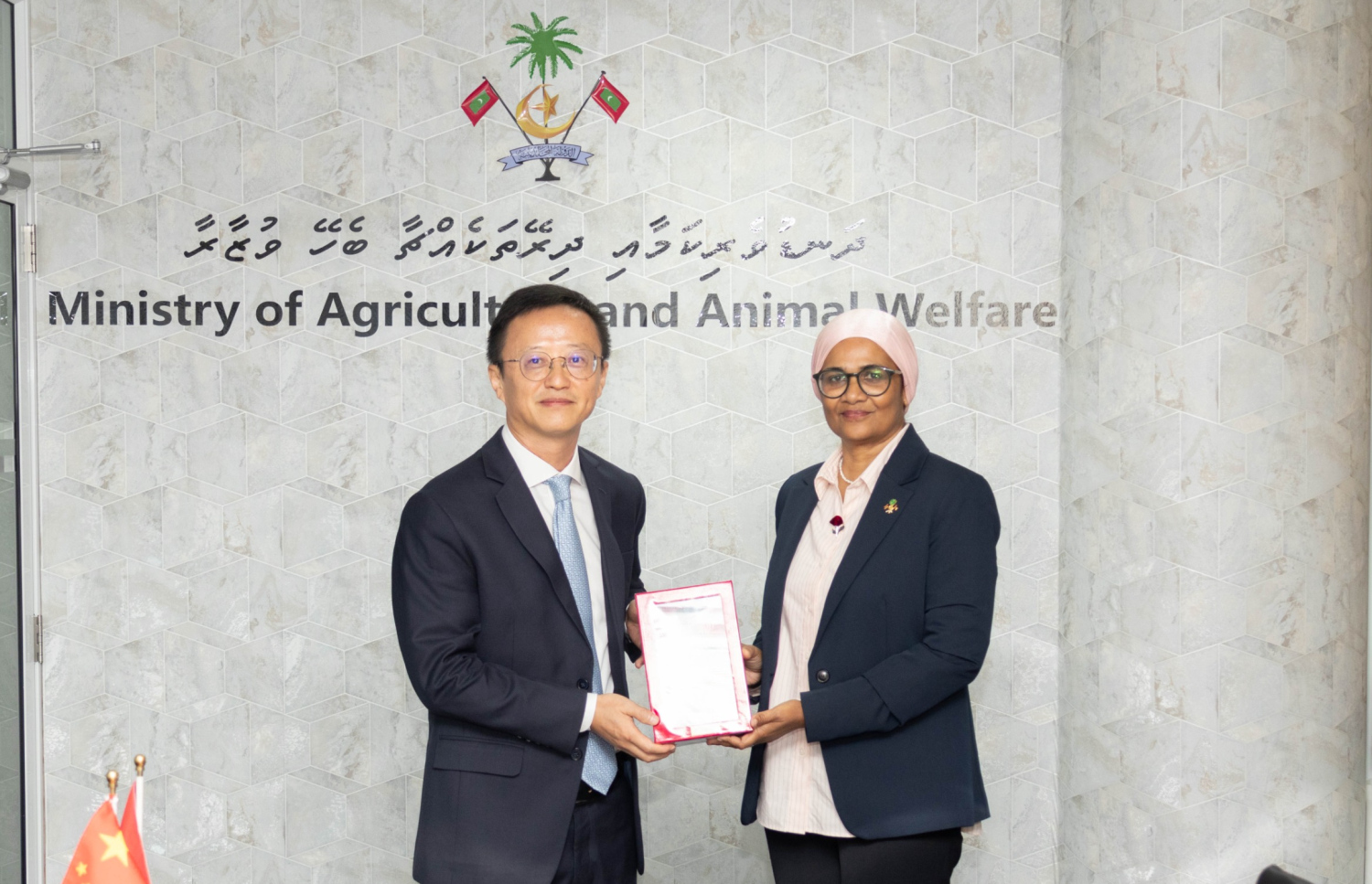 ދިވެހި ރުއްތަކުގައި އަޅާ ޕެސްޓް ކޮންޓްރޯލް ކުރުމުގެ އެެއްބަސްވުމުގައި މިނިސްޓަރު ޑރ. މަރްޔަމް މާރިޔާ އަދި ޗައިނާ ސަފީރު ކޮންގް ޝިއަންހުއާ ސޮއިކުރެއްވުމަށް ފަހު ފޮޓޯއަށް ހުއްޓިގެން. -- ފޮޓޯ: މިނިސްޓްރީ