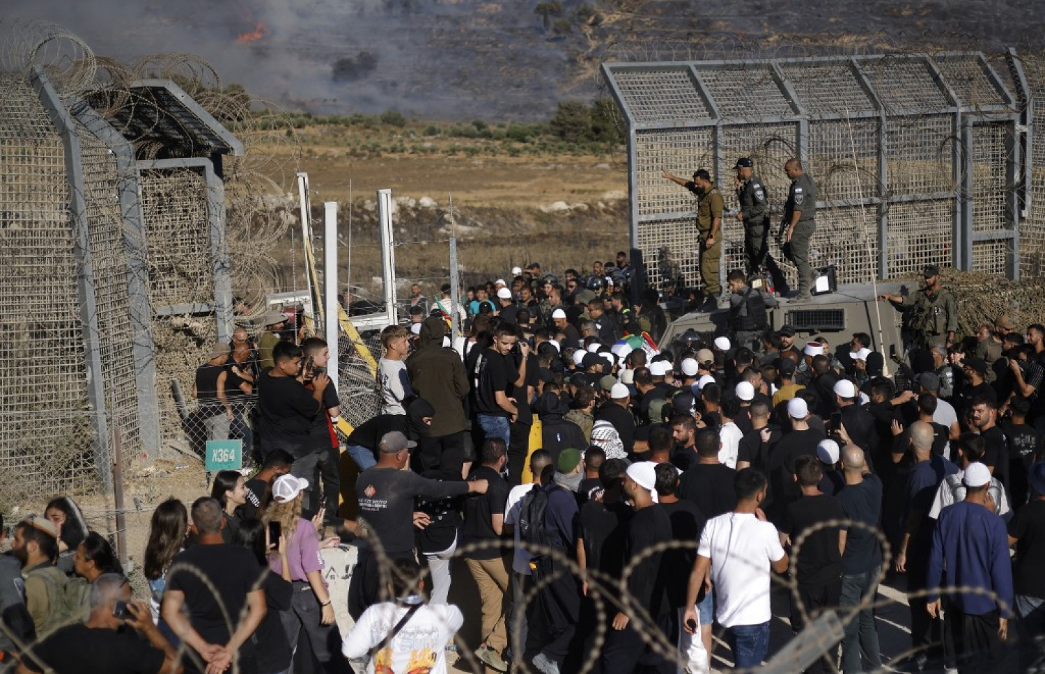 އިޒްރޭލުން ހިފާފައިވާ ގޯލާންގެ ބޯޑަރު ފެންސް ކައިރިއަށް ދްރޫޒް ކޮމިއުނިޓީގެ ބަޔަކު ޖަމާވެފައި. -- ފޮޓޯ: އޭއެފްޕީ