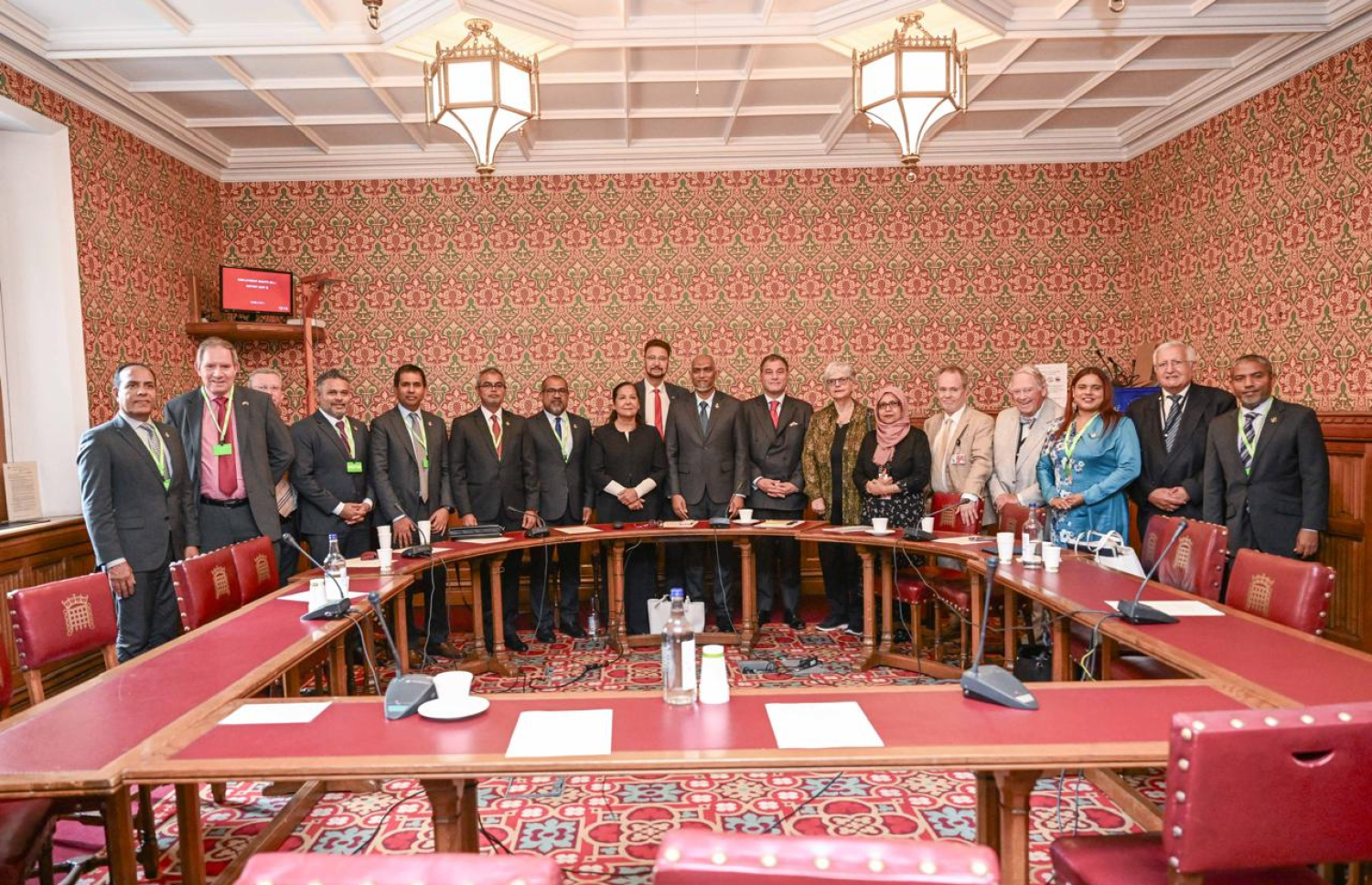 އިނގިރޭސި ވިލާތާއި ރާއްޖޭގެ ގާނޫނު ހަދާ މަޖިލިހުގެ މެންބަރުންގެ މައްޗަށް އެކުލަވާލާފައިވާ އޯލް ޕާޓީ ޕާލިމެންޓަރީ ގްރޫޕުގެ މެމްބަރުންނާ އެކު ރައީސް މުއިއްޒާއި ދިވެހި ވަފުދުގެ ބޭފުޅުން އިއްޔެ ފޮޓޯއެއް ނަންގަވަނީ.---ފޮޓޯ: ރައީސް އޮފީސް