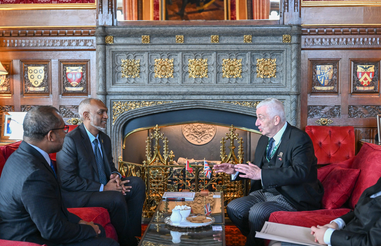 ރައީސް މުއިއްޒު، ހައުސް އޮފް ކޮމަންސްގެ ރައީސް ލިންޑްޒޭ ހޮޔިލްއާ އިއްޔެ ބައްދަލުކުރައްވަނީ.---ފޮޓޯ: ރައީސް އޮފީސް