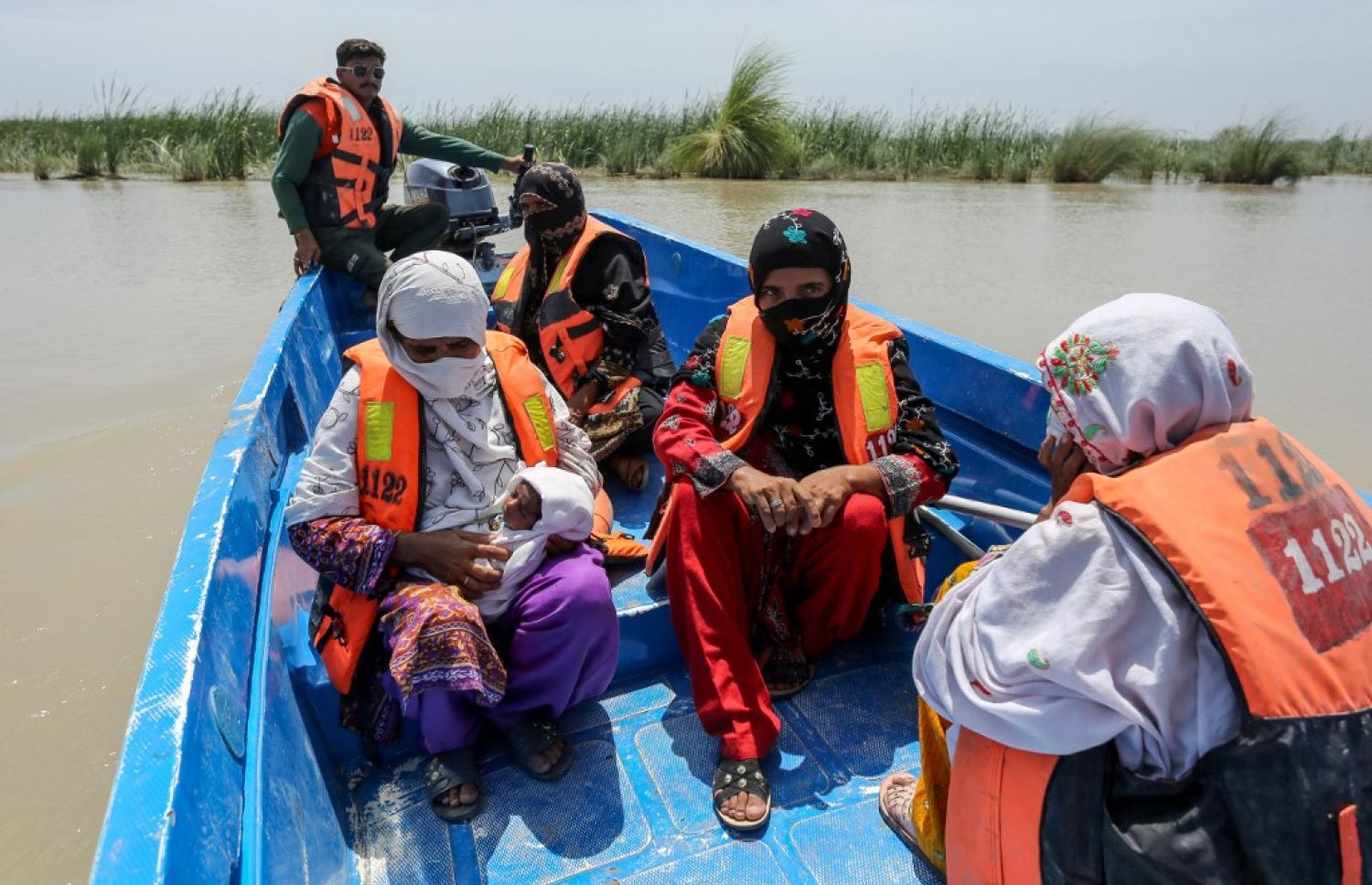ޕާކިސްތާނުގައި ފެން ބޮޑުވެފައިވާ ސަރަހައްދަކުން މީހުން ސަލާމަތްކޮށްގެން ގެންދަނީ. -- ފޮޓޯ: އޭއެފްޕީ