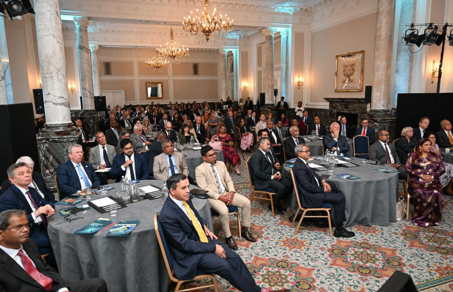 ރާއްޖެ އިން އިނގިރޭސި ވިލާތުގައި ބޭއްވި ބިޒްނަސް ފޯރަމްގެ ބައެއް ބައިވެރިން: އިނގިރޭސި ވިލާތަކީ ރާއްޖެ އަށް ތިން ވަނައަށް އެންމެ ގިނަ ޓޫރިސްޓުން އަންނަ ގައުމު.--- ފޮޓޯ: ރައީސް އޮފީސް