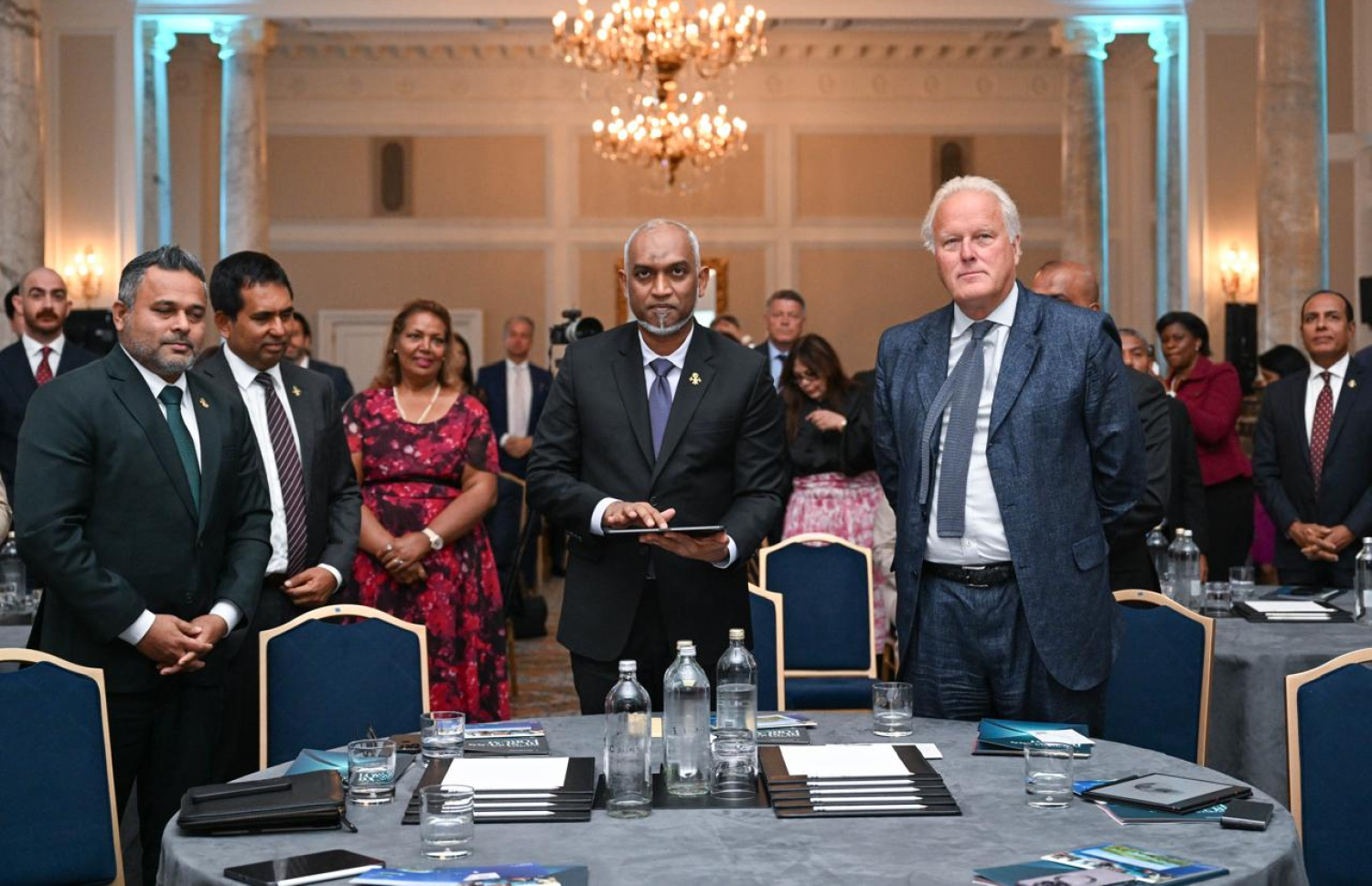 އިނގިރޭސި ވިލާތުގައި މިއަދު ބޭއްވި ބިޒްނަސް ފޯރަމްގައި "މޯލްޑިވްސް ފިޝަރީޒް ބްރޭންޑް" ރައީސް މުއިއްޒު އިފުތިތާހު ކޮށްދެއްވަނީ.---ފޮޓޯ: ރައީސް އޮފީސް